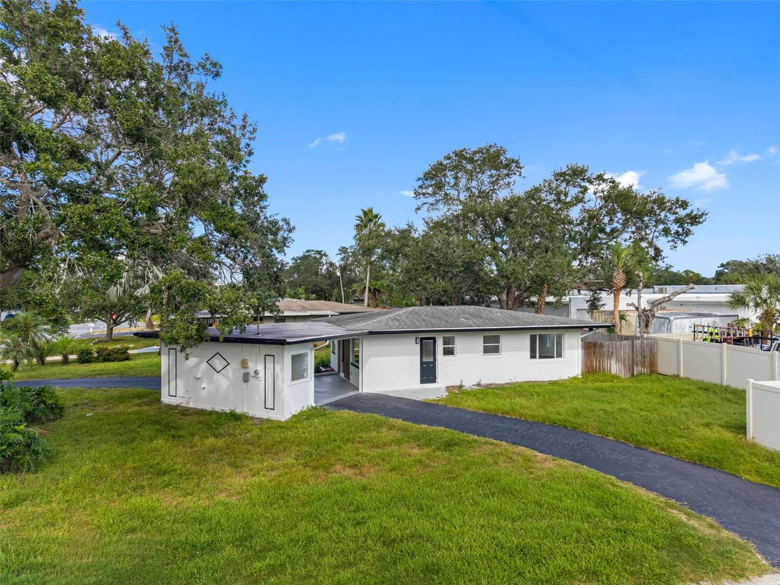 2413 BAYWOOD DR E