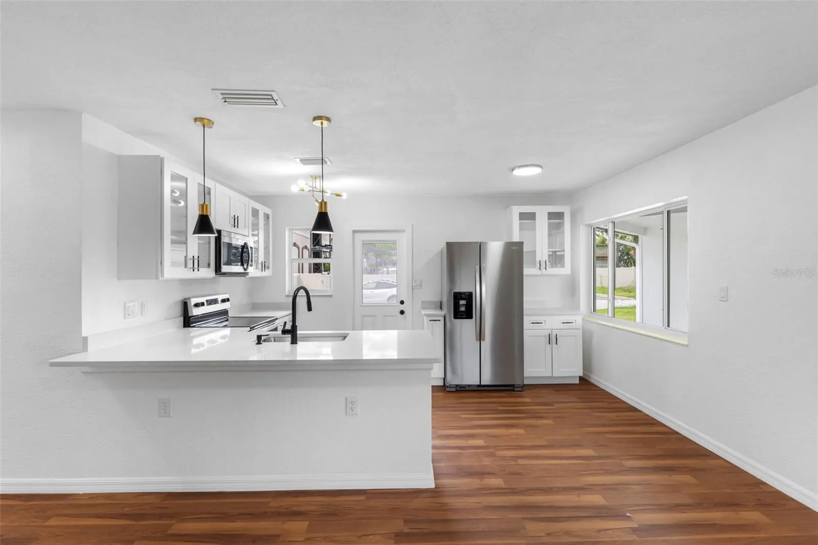 2413 BAYWOOD DR E