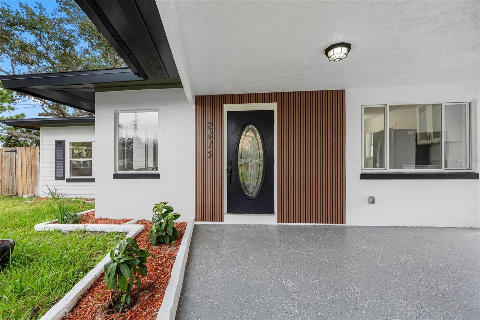 2413 BAYWOOD DR E