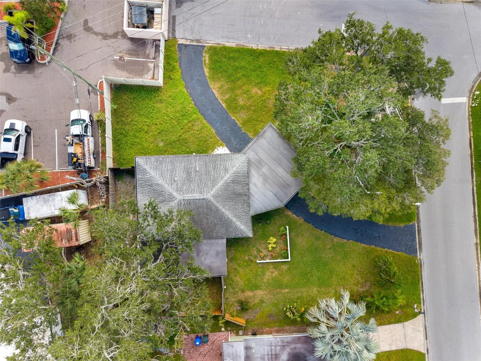 2413 BAYWOOD DR E