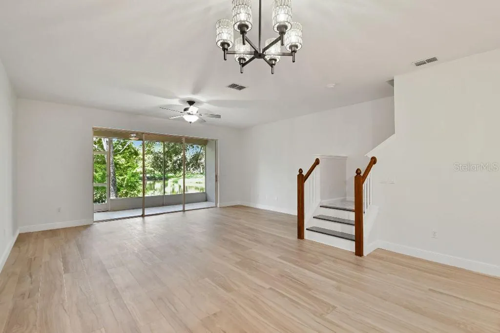 527 SPRING LAKE CIR