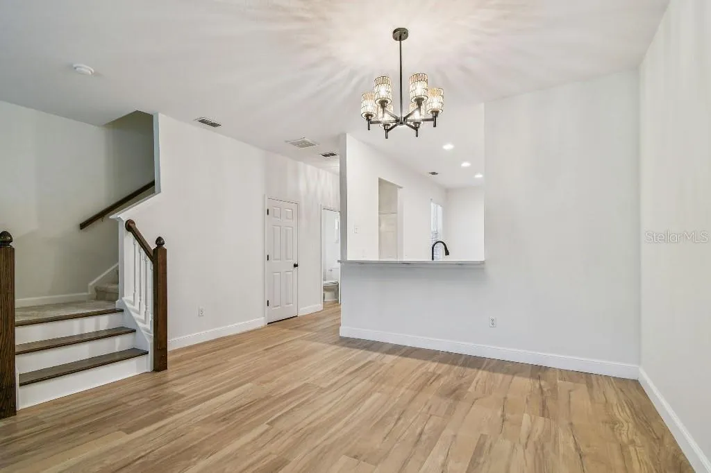 527 SPRING LAKE CIR
