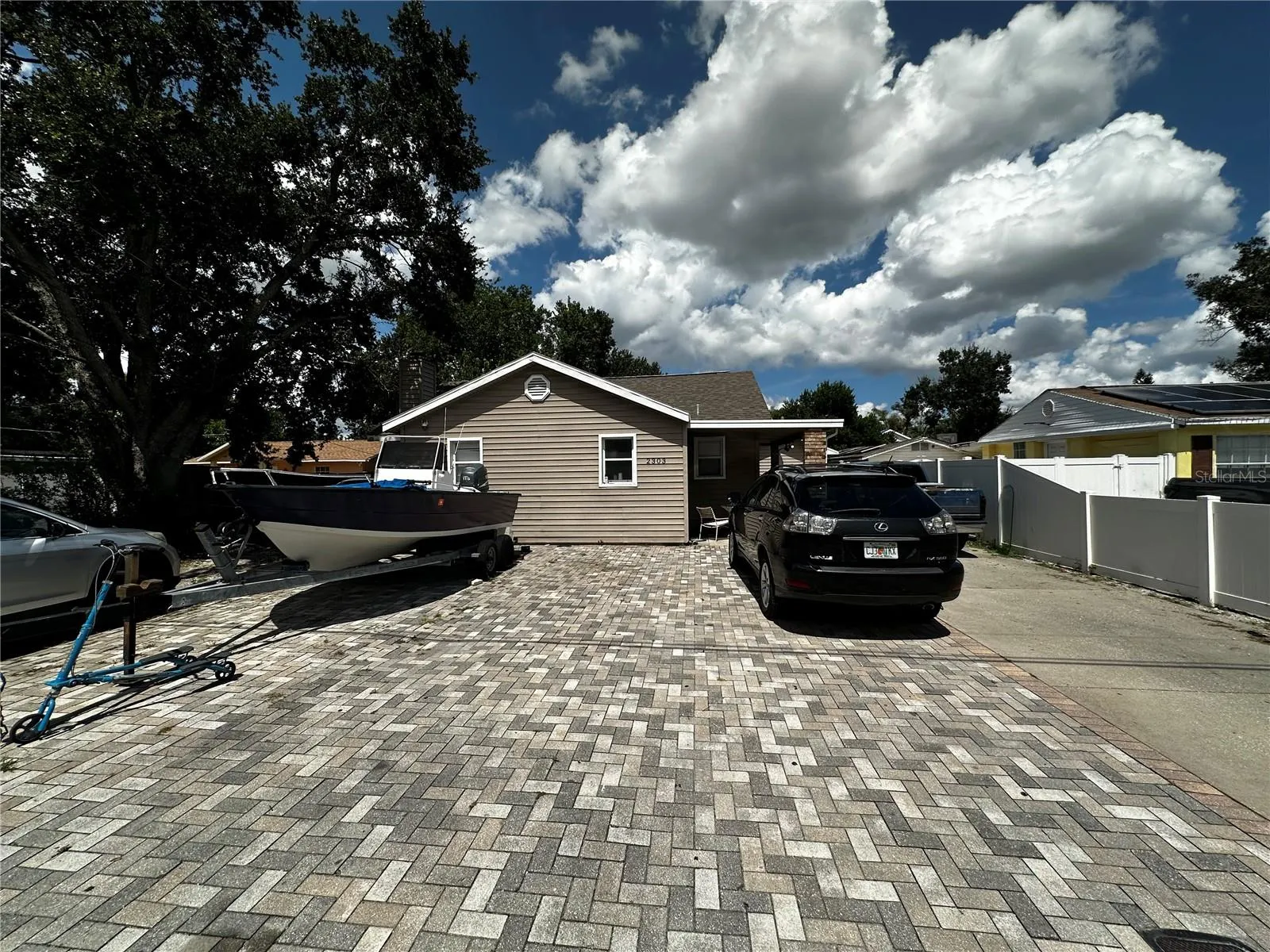 2303 W COMANCHE AVE