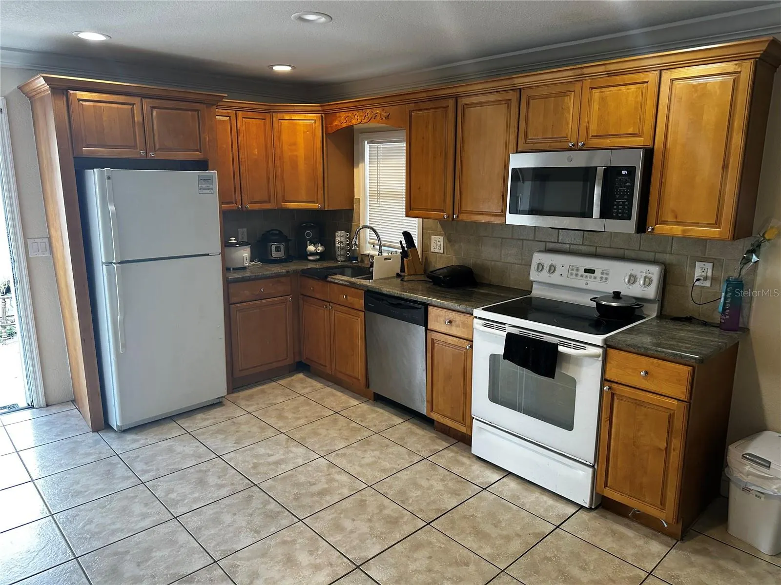 2303 W COMANCHE AVE