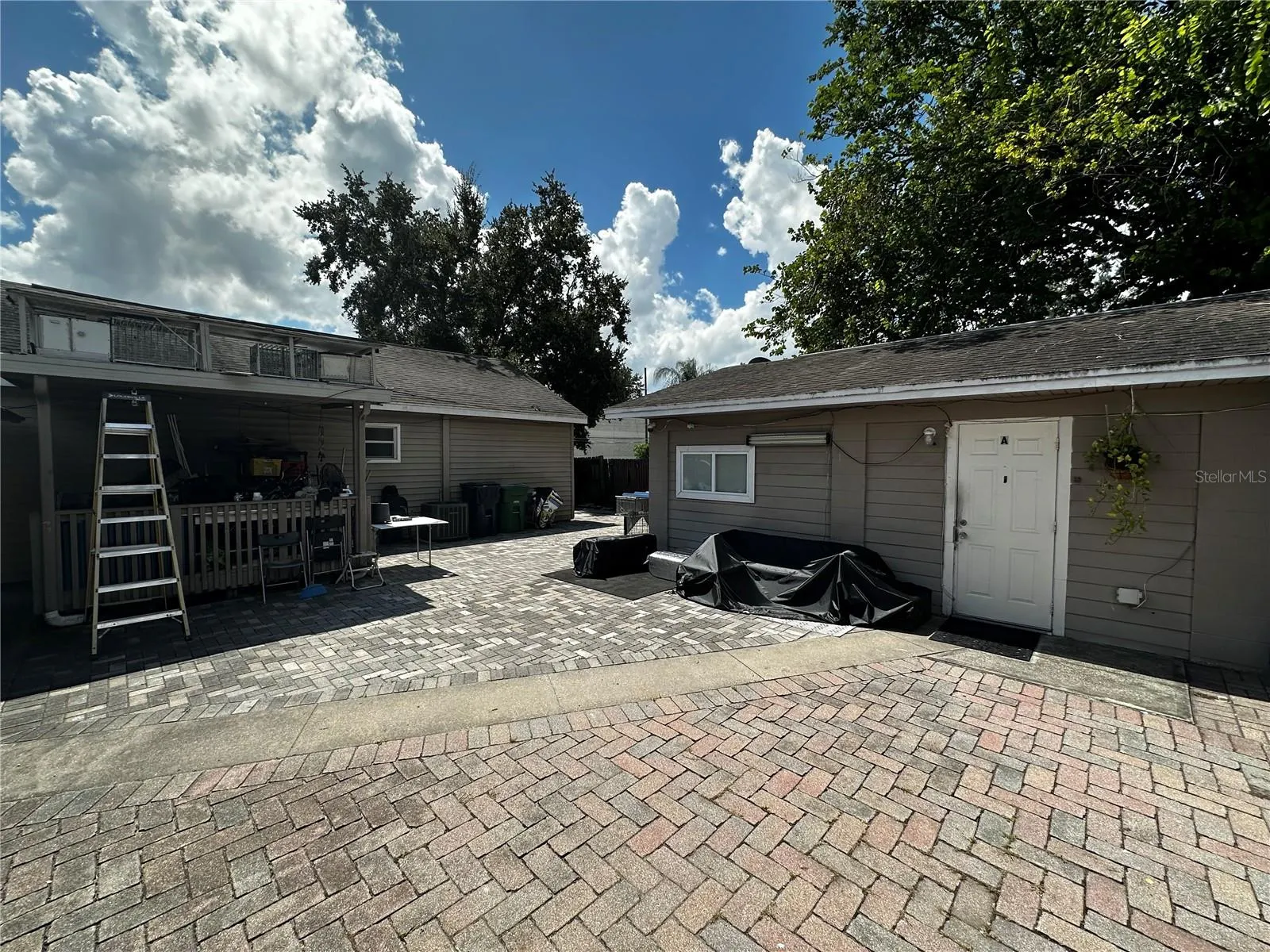2303 W COMANCHE AVE