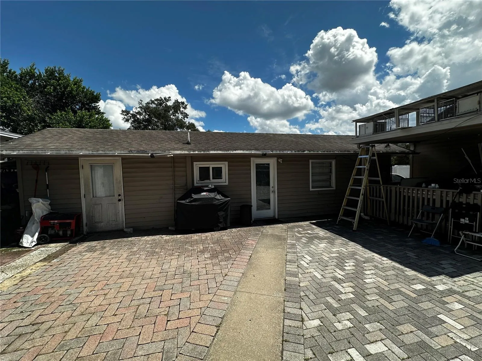 2303 W COMANCHE AVE