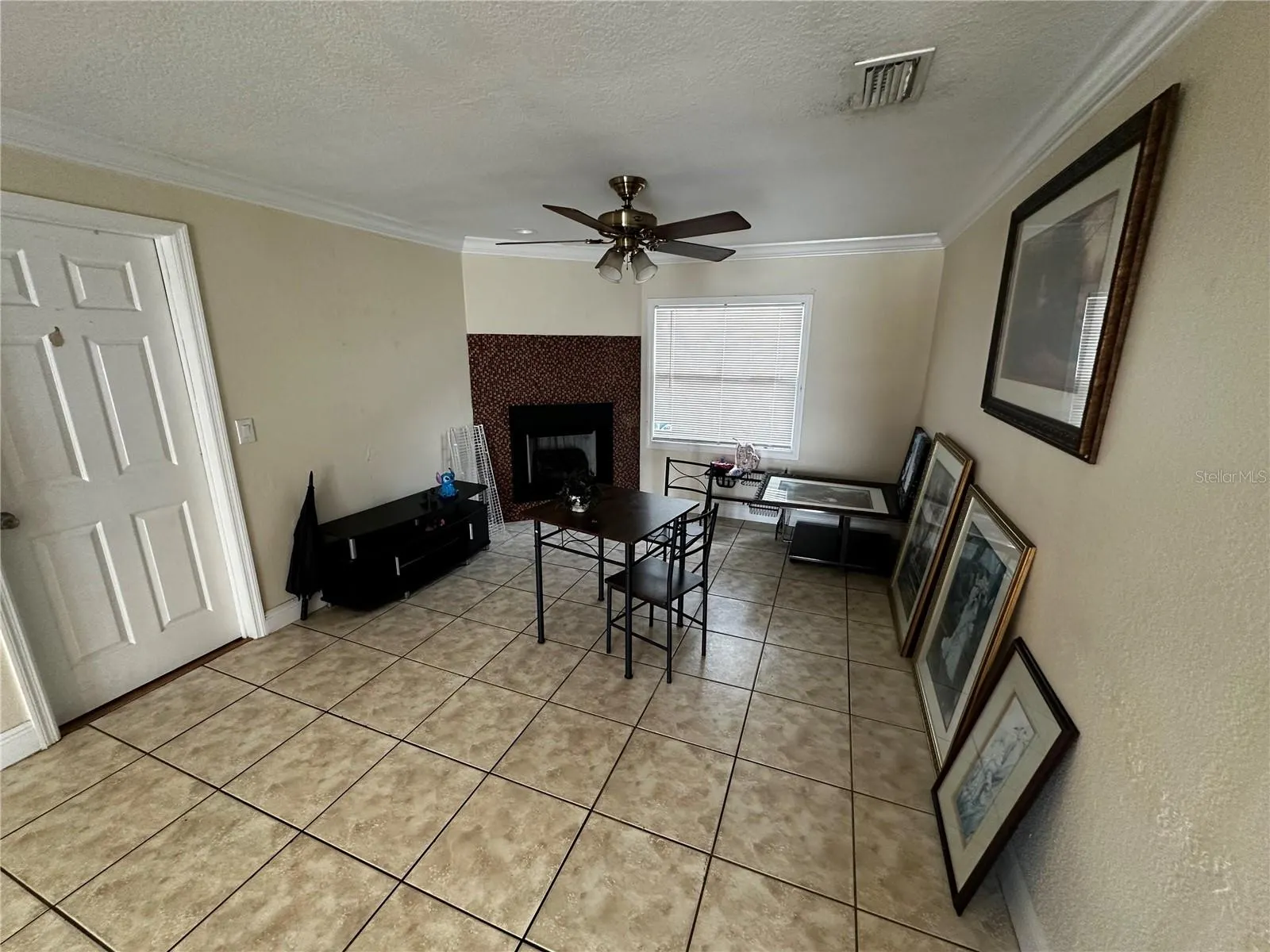 2303 W COMANCHE AVE