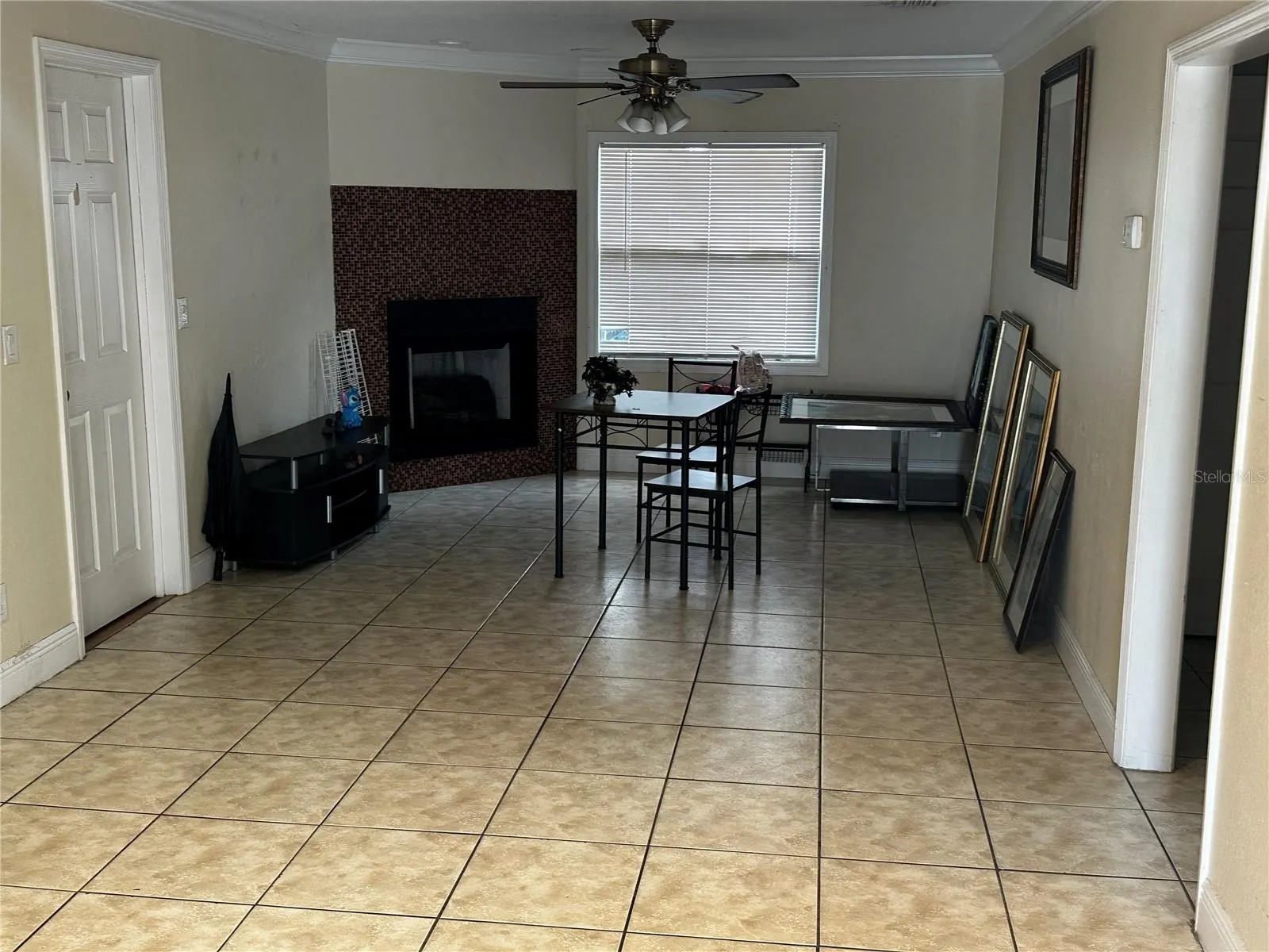 2303 W COMANCHE AVE