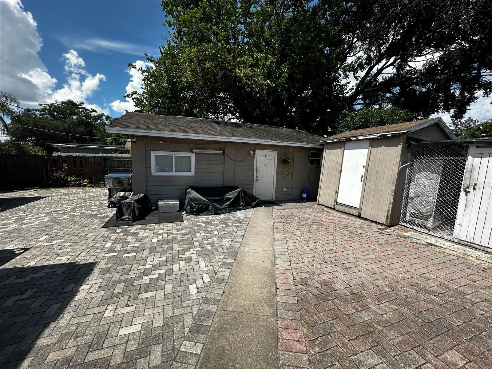 2303 W COMANCHE AVE