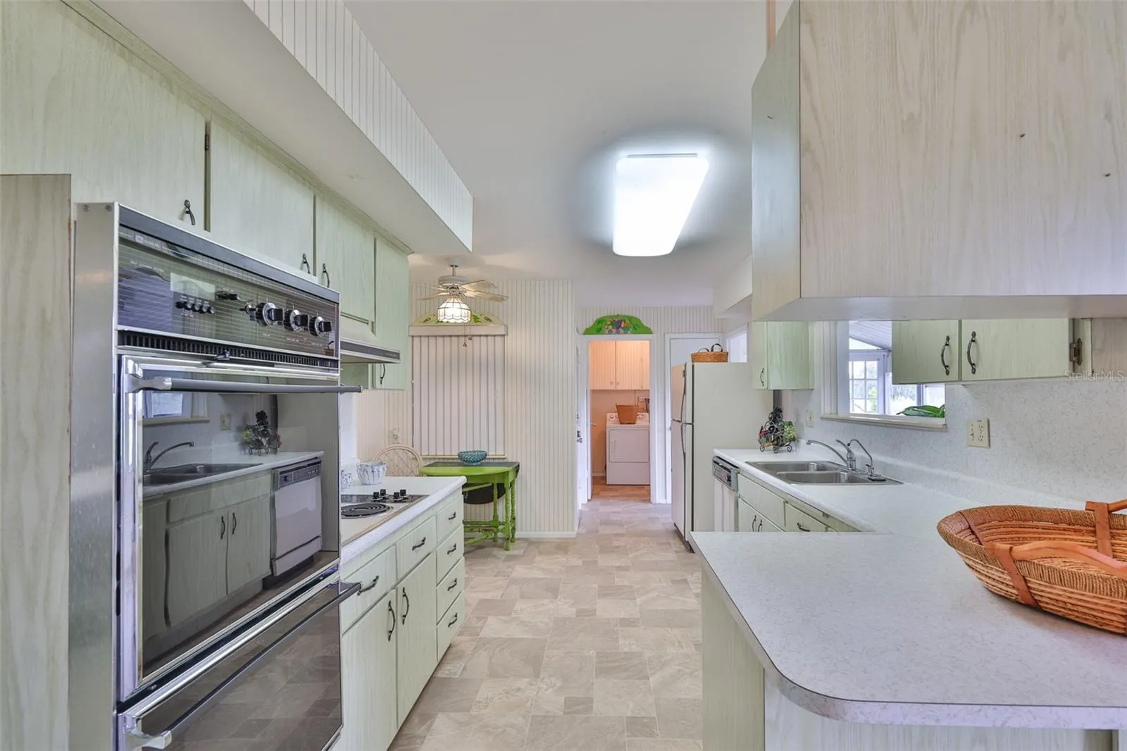 823 FOX HILLS DR