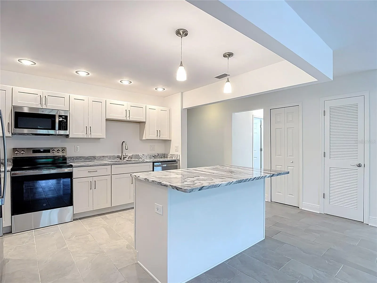 9923 BAY DR