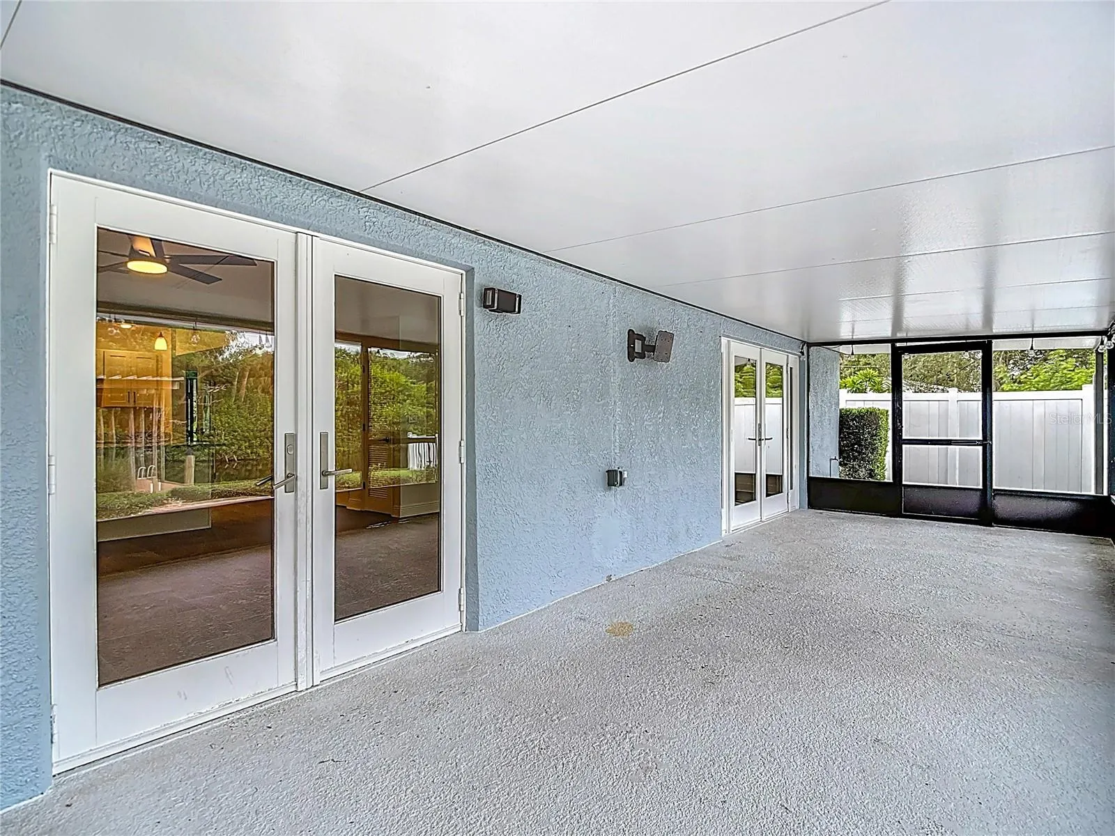9923 BAY DR