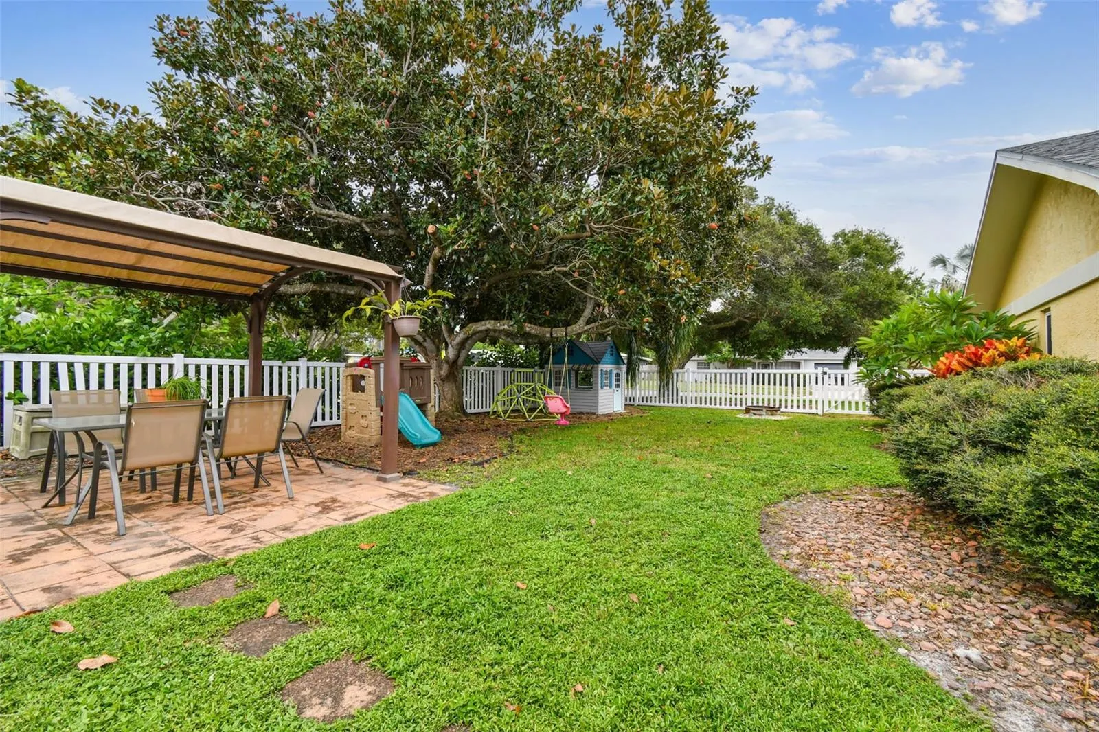 1594 LINWOOD DR