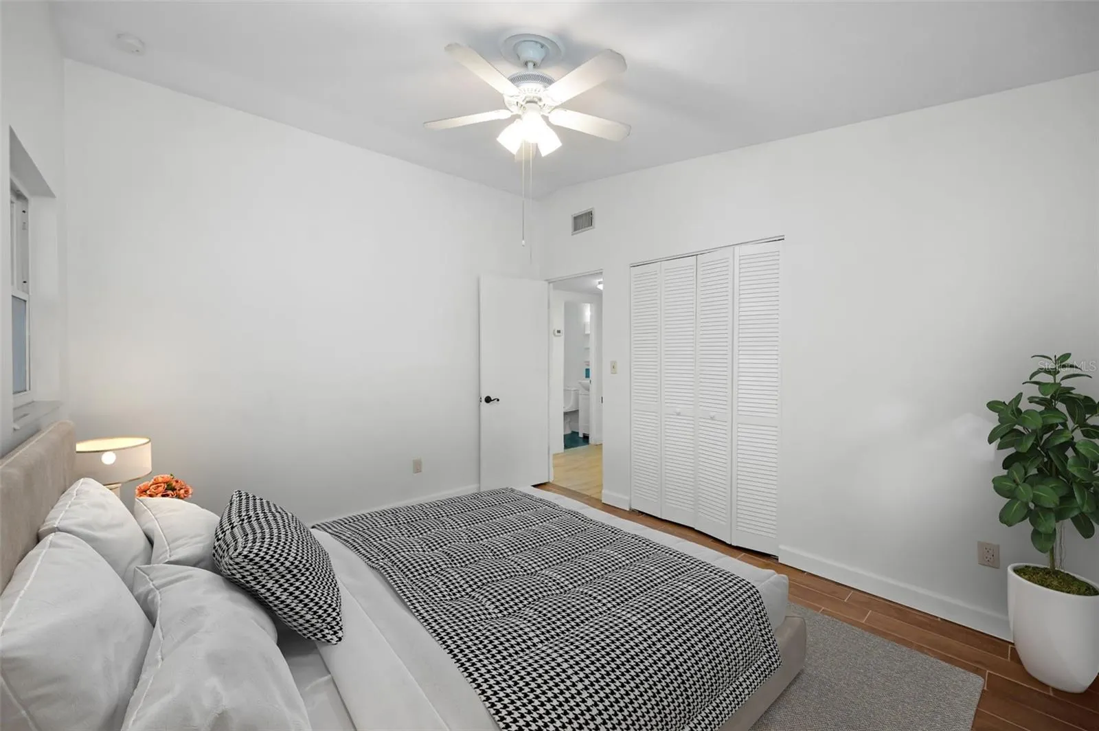 1115 CONANT AVE