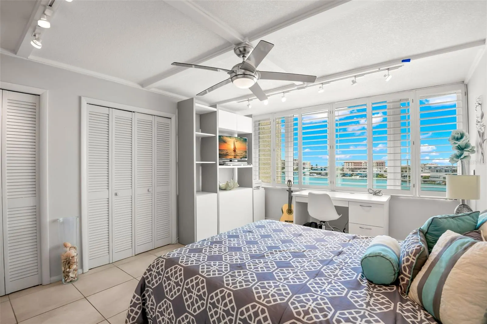 736 ISLAND WAY #604, #604