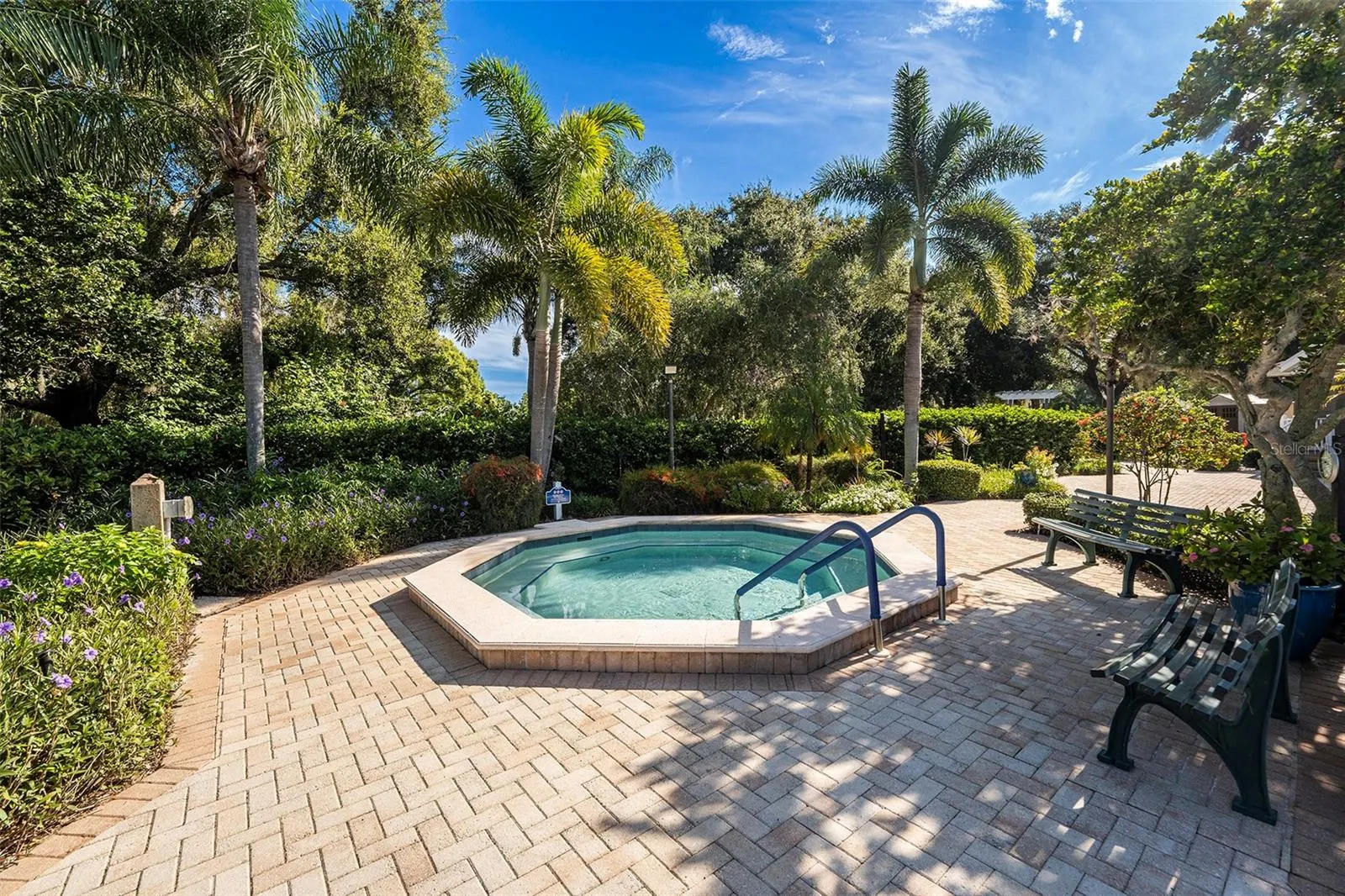 1001 SPOONTAIL CT