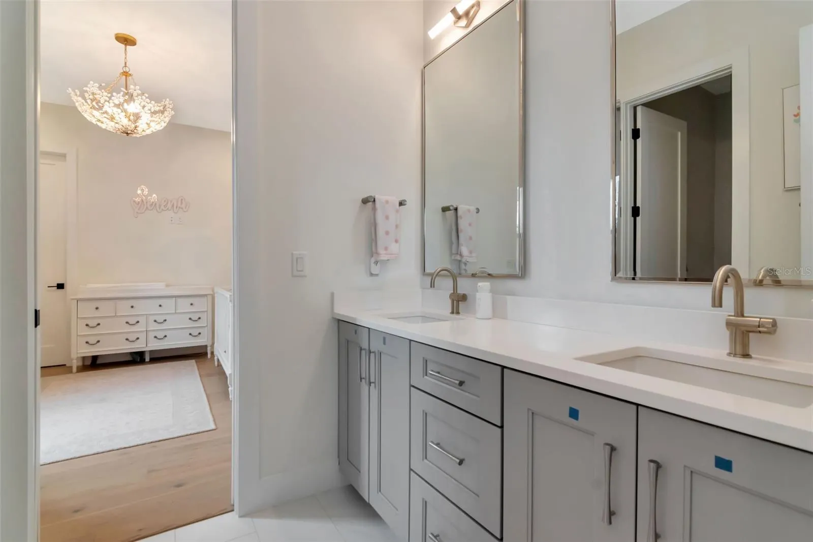 4111 -a W SWANN AVE