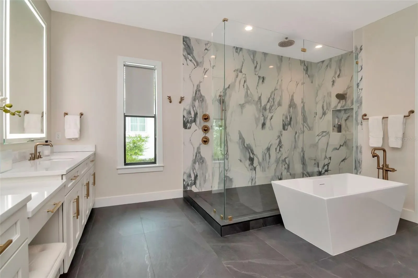 4111 -a W SWANN AVE