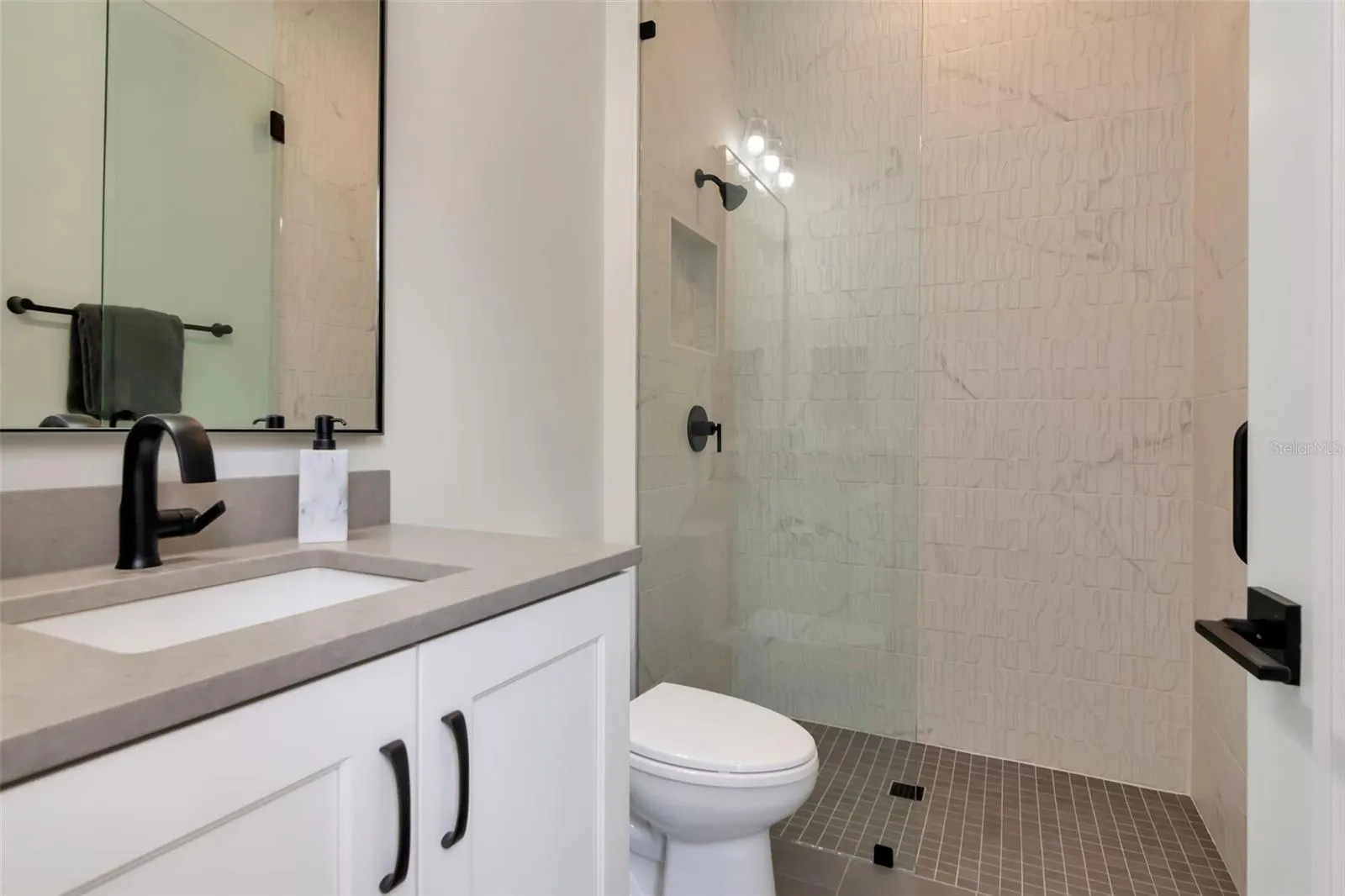 4111 -a W SWANN AVE