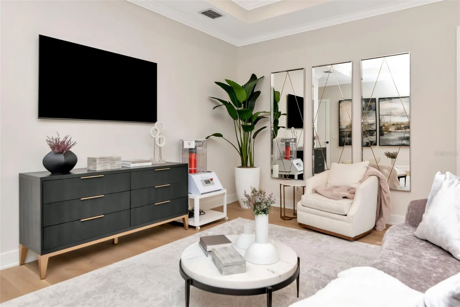 4111 -a W SWANN AVE
