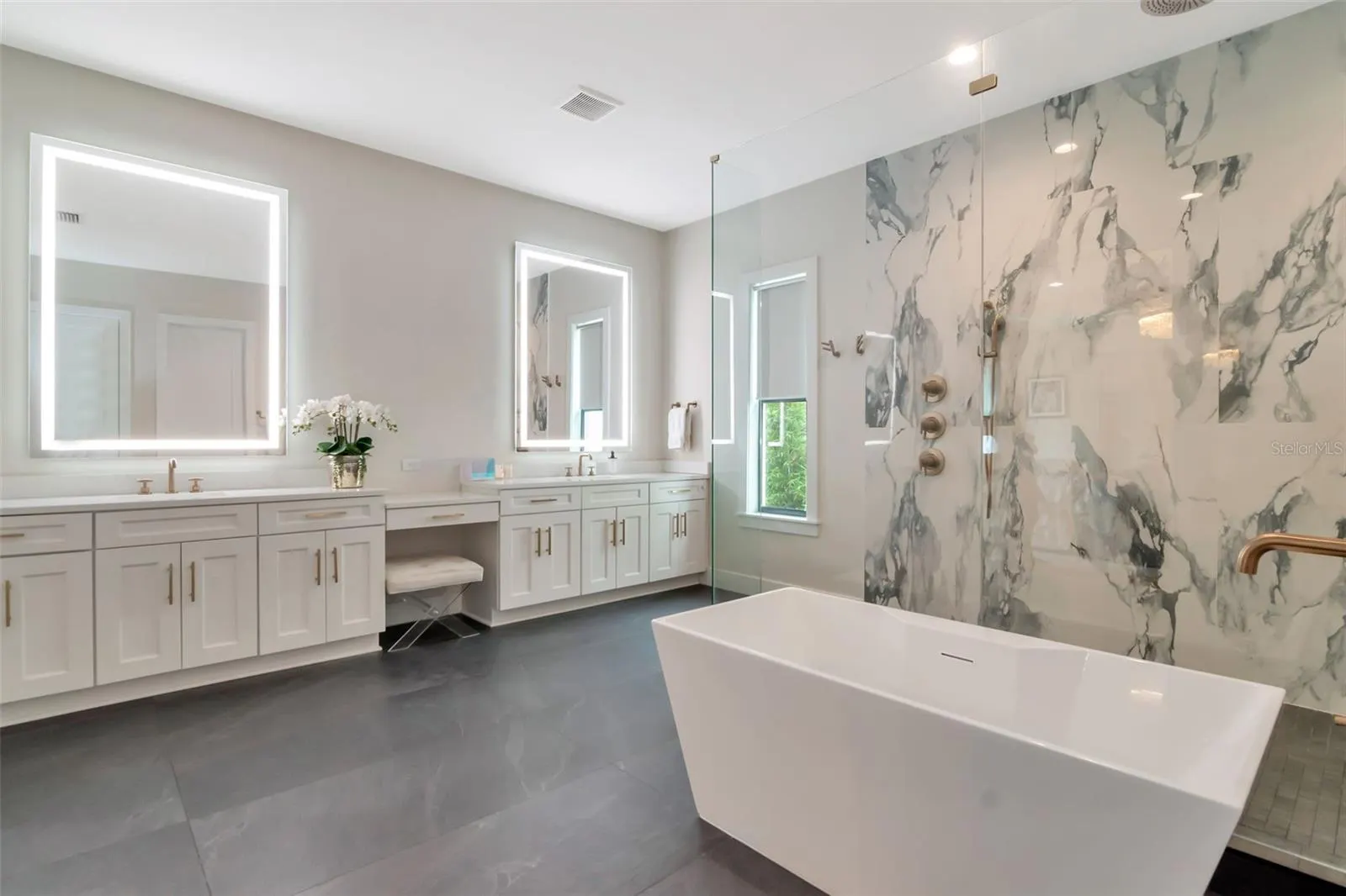 4111 -a W SWANN AVE
