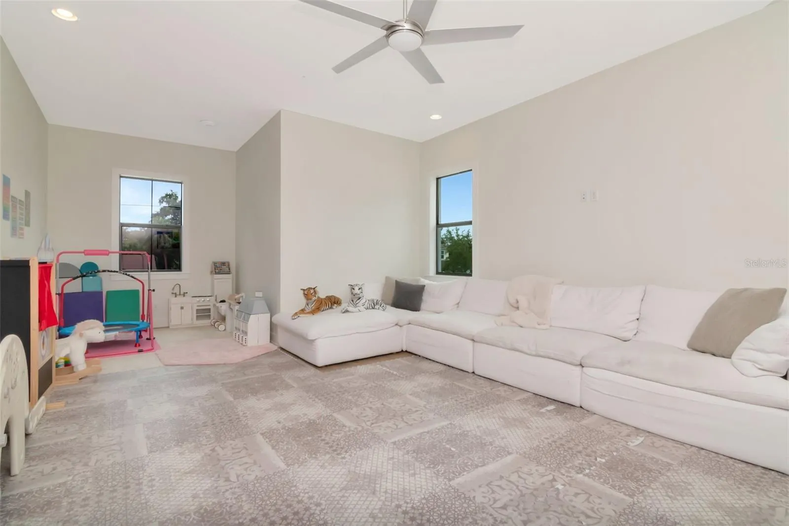 4111 -a W SWANN AVE