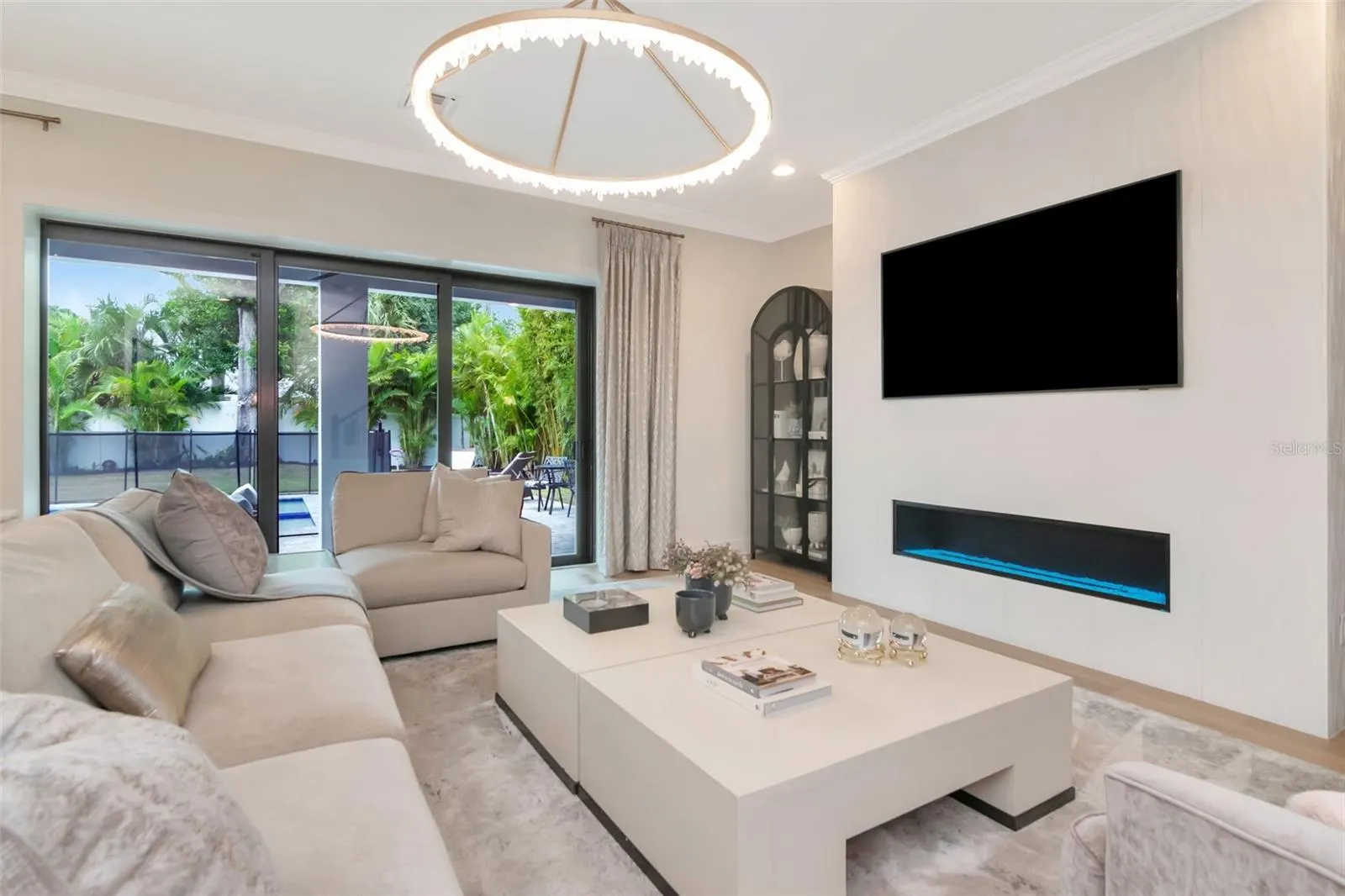 4111 -a W SWANN AVE