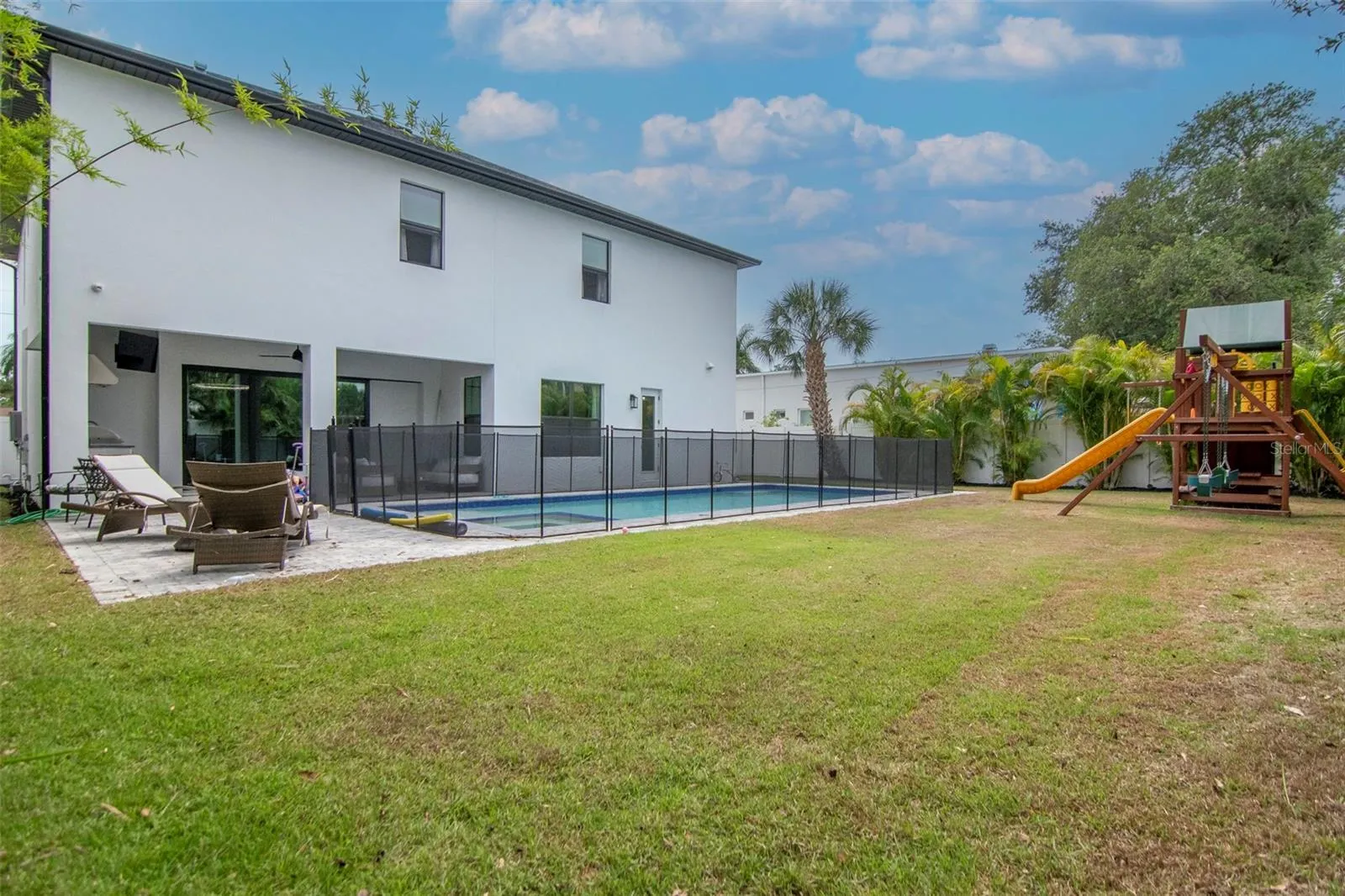 4111 -a W SWANN AVE