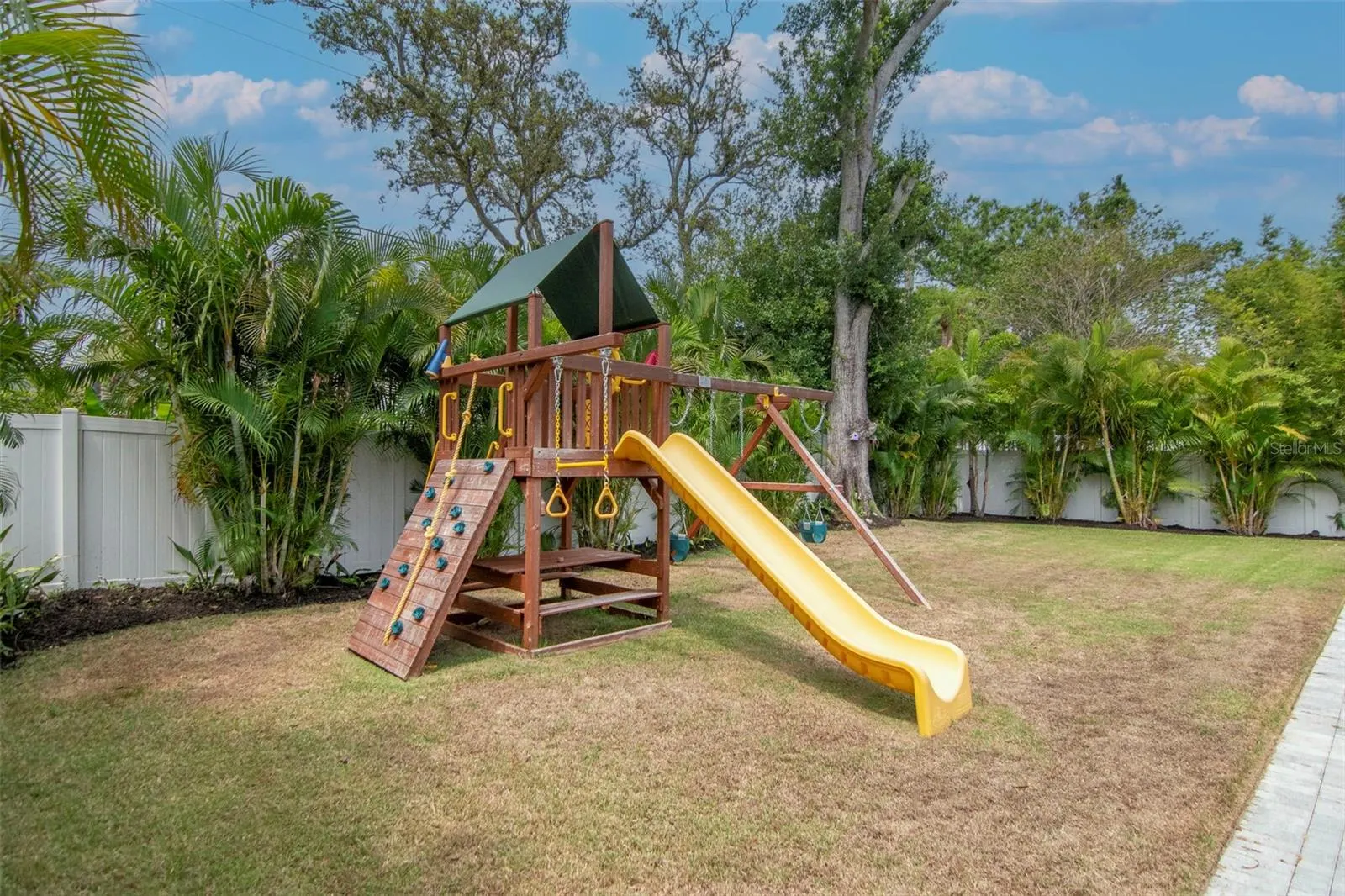 4111 -a W SWANN AVE