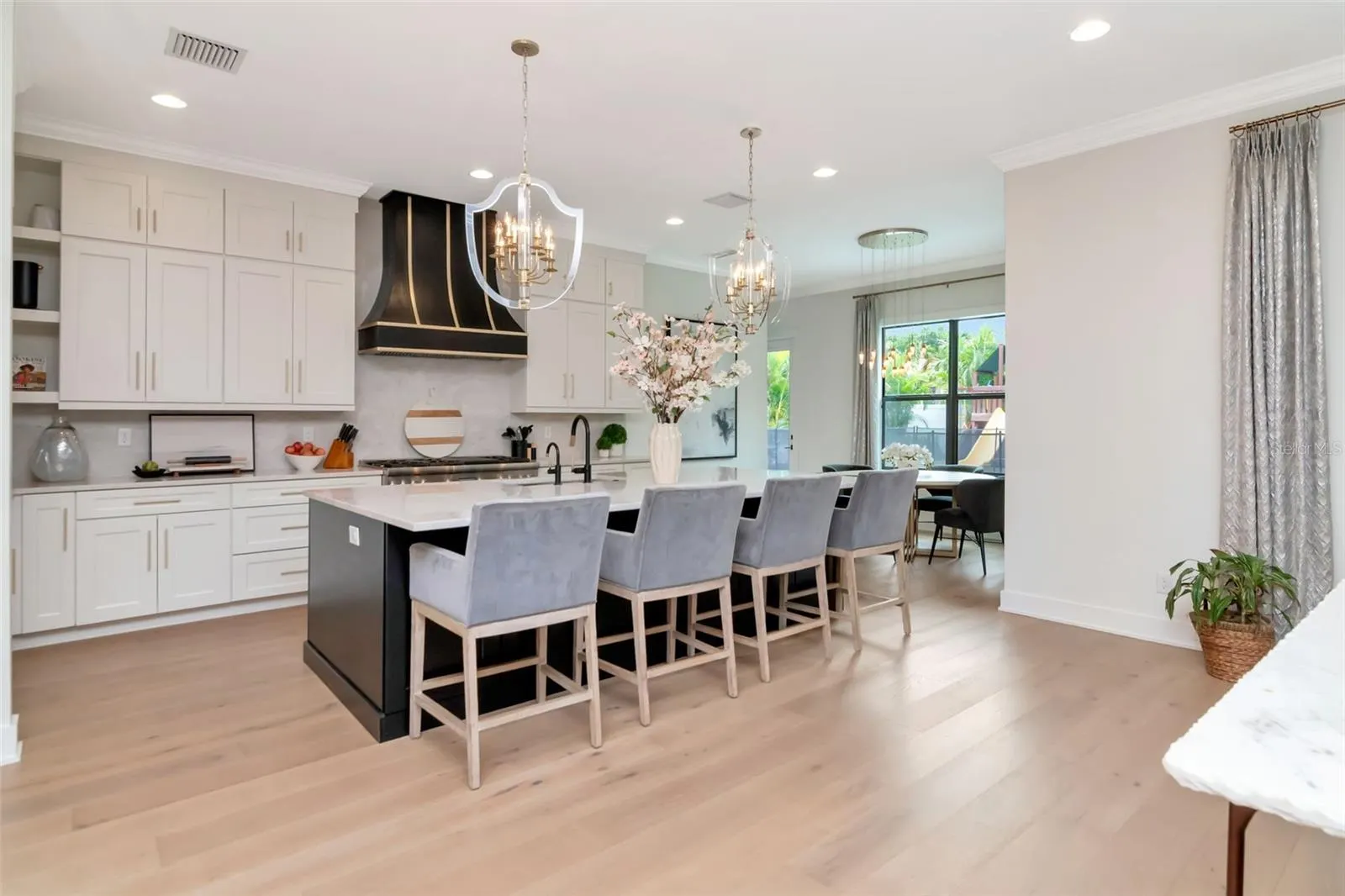 4111 -a W SWANN AVE
