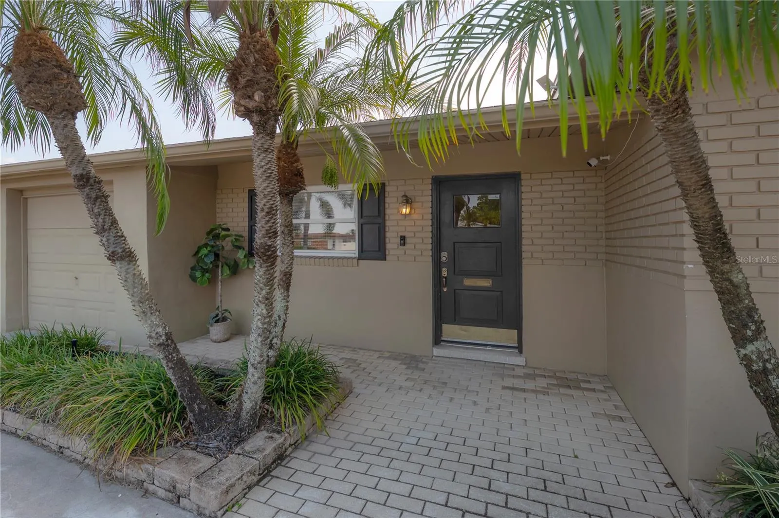3935 W EDEN ROC CIR