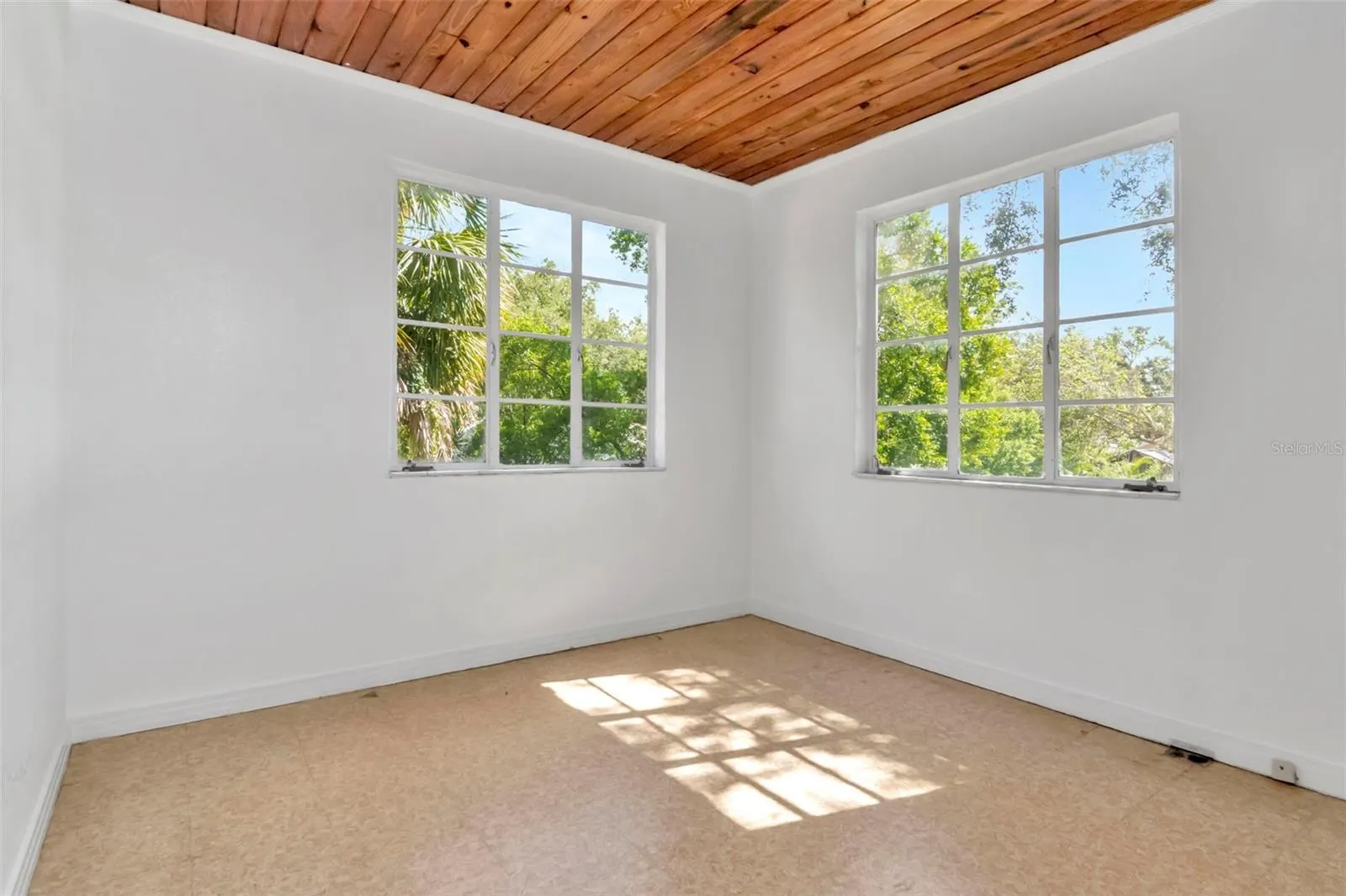 215 W VIOLET ST