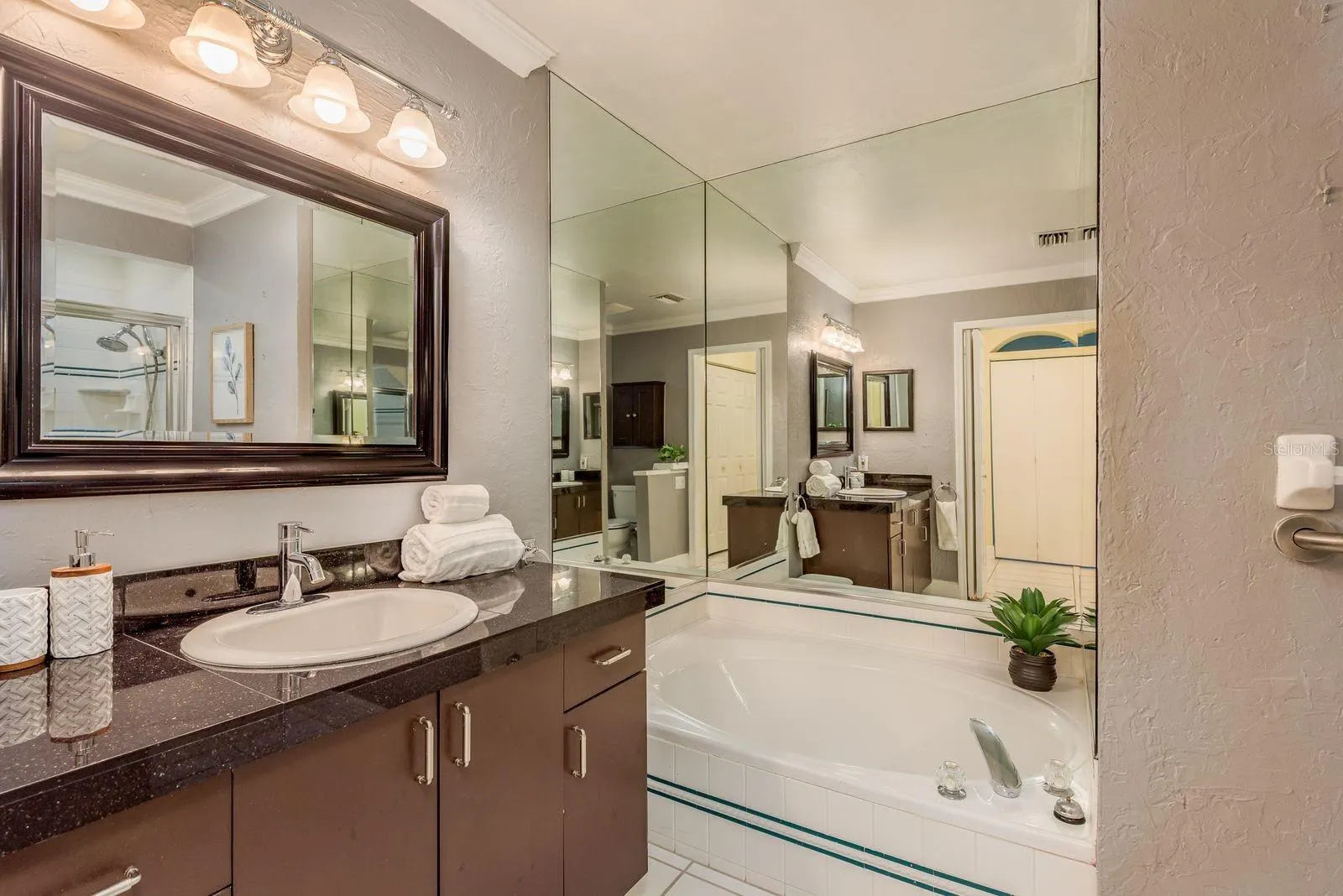 2203 ANDOVER CIR