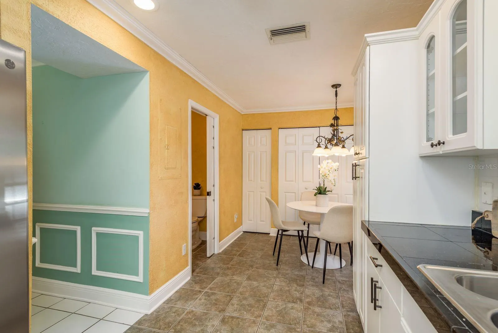 2203 ANDOVER CIR