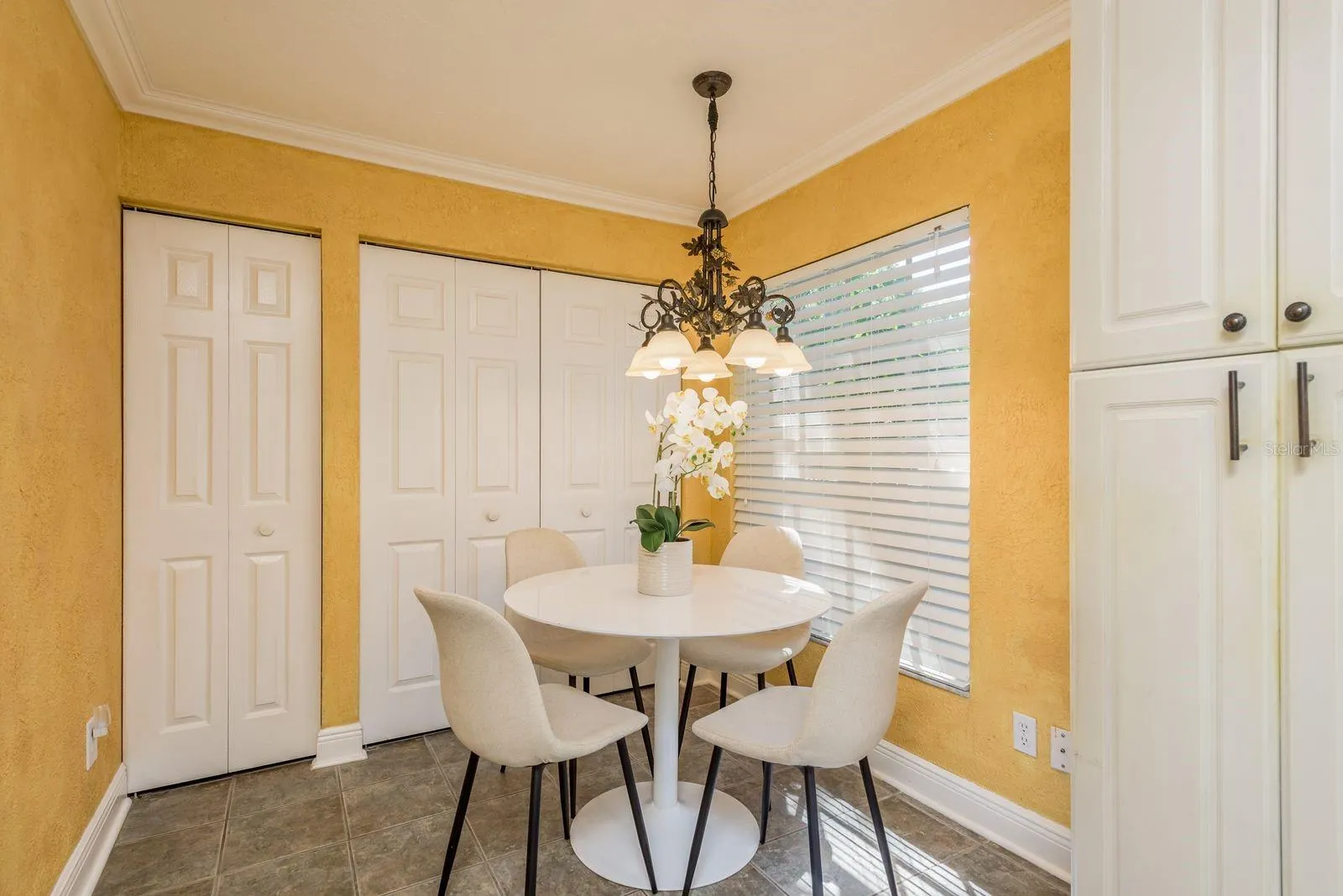 2203 ANDOVER CIR