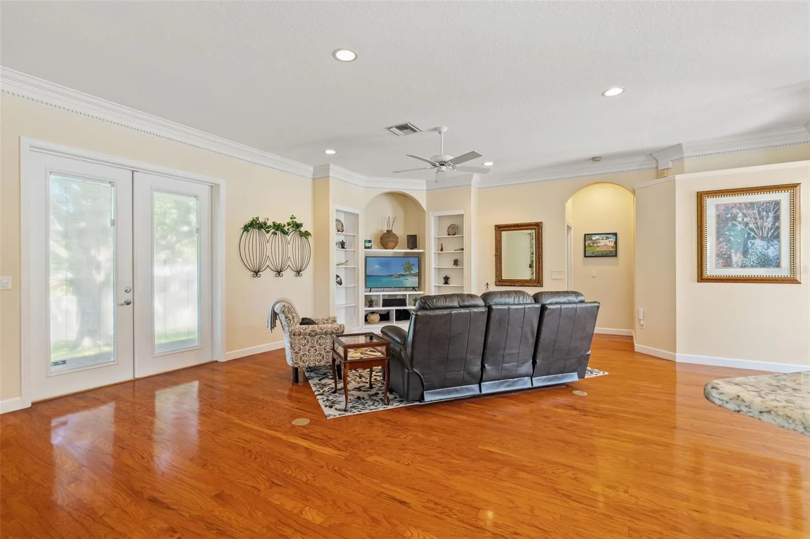 2820 SWAN CIR