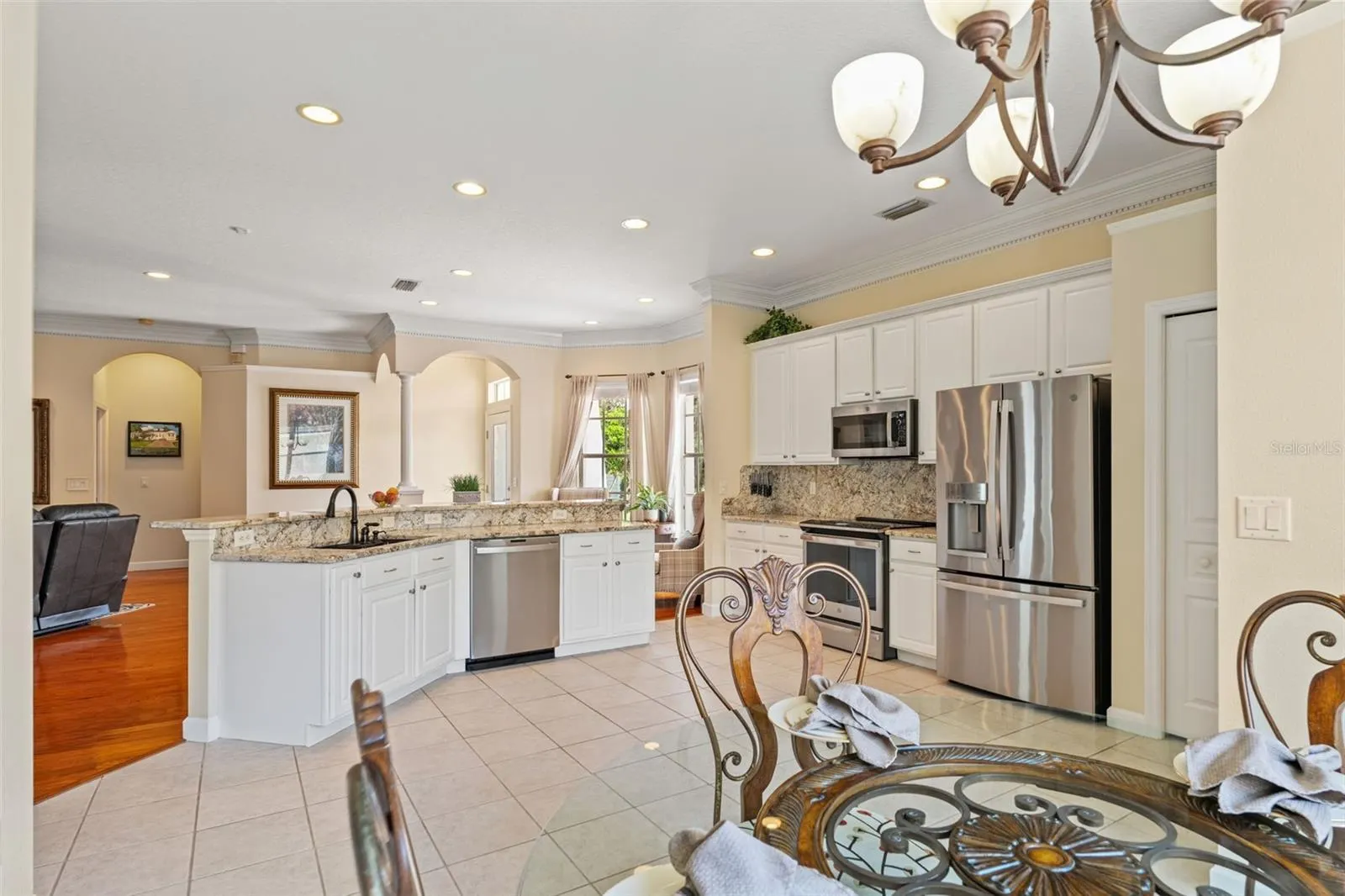 2820 SWAN CIR