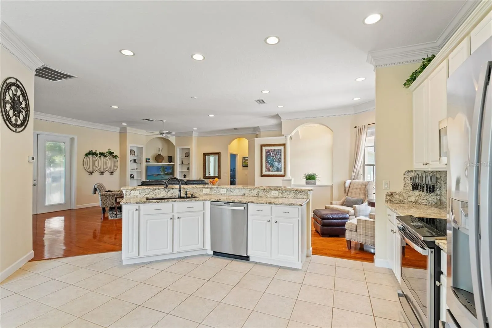 2820 SWAN CIR