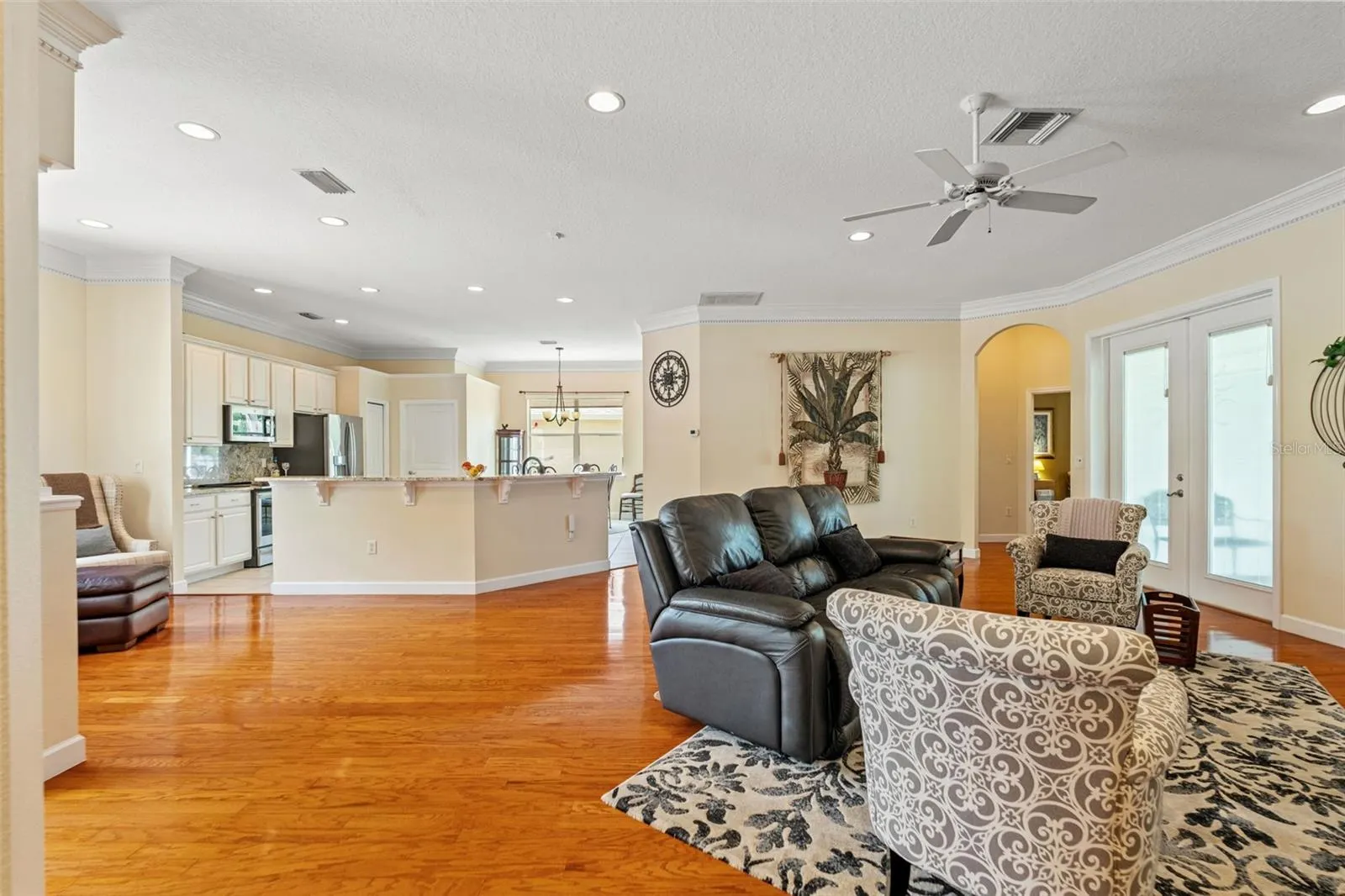 2820 SWAN CIR