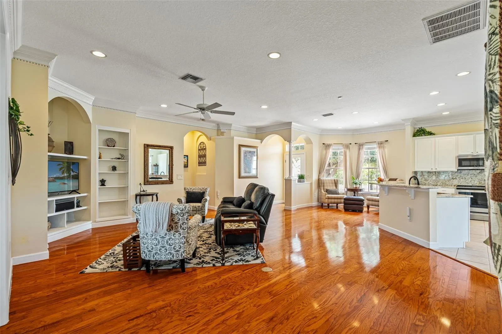 2820 SWAN CIR