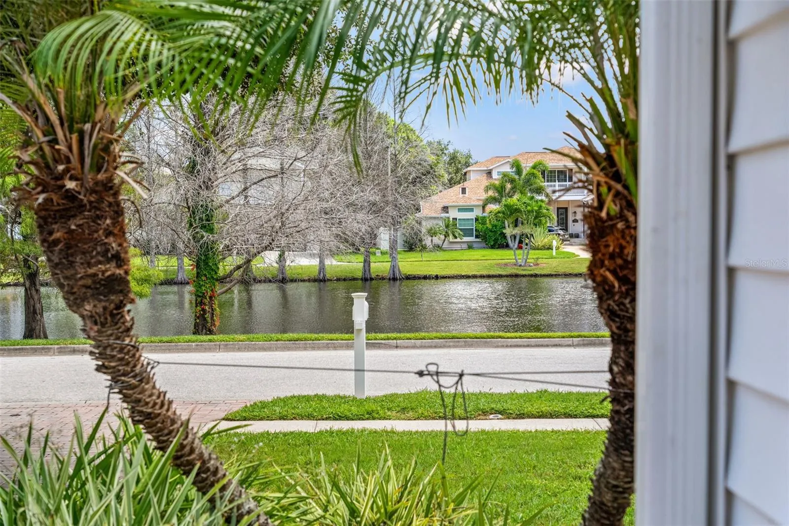 2820 SWAN CIR