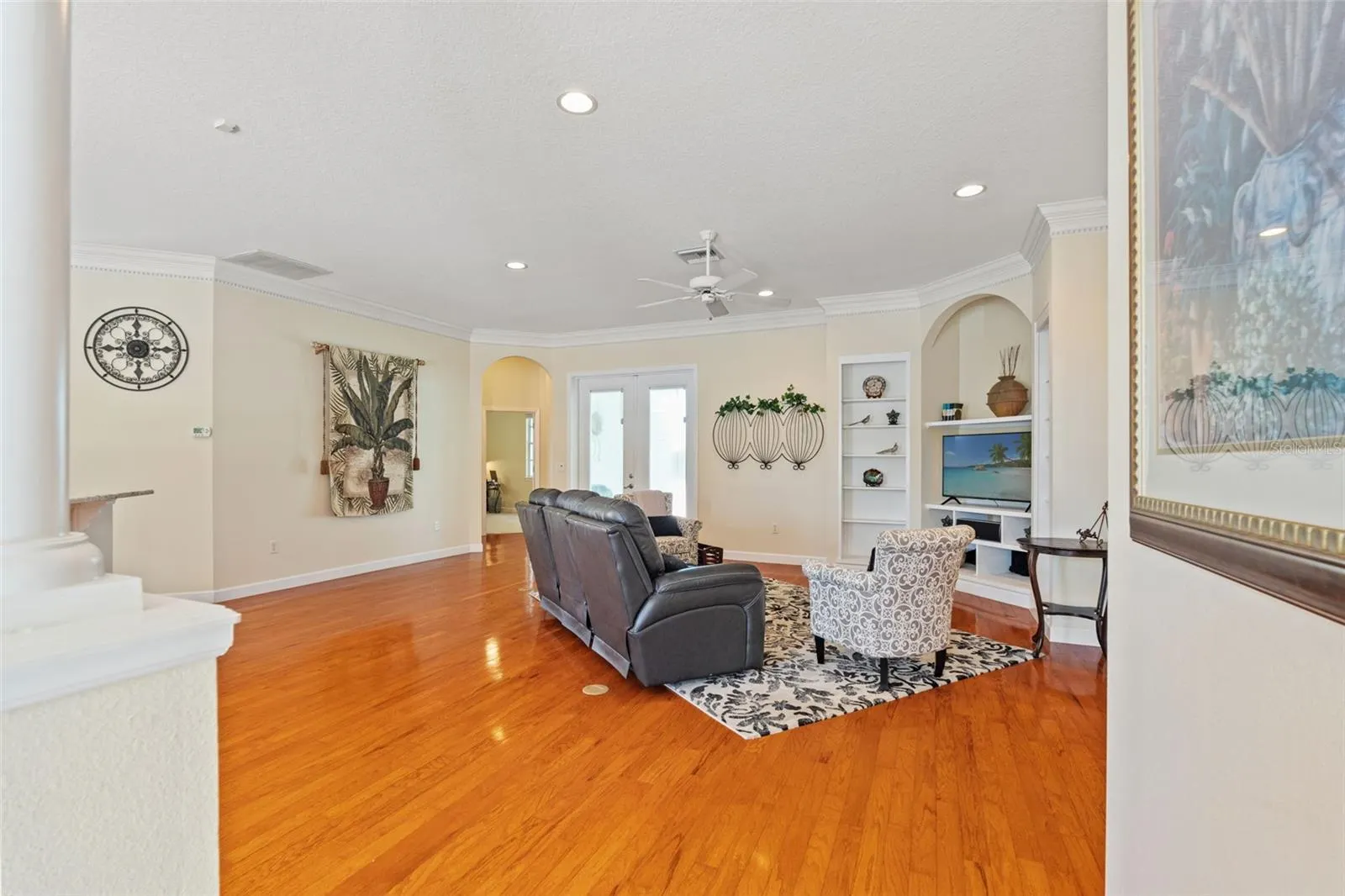 2820 SWAN CIR