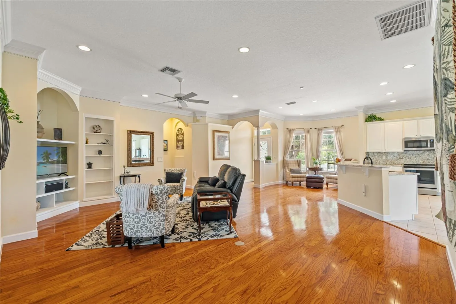 2820 SWAN CIR