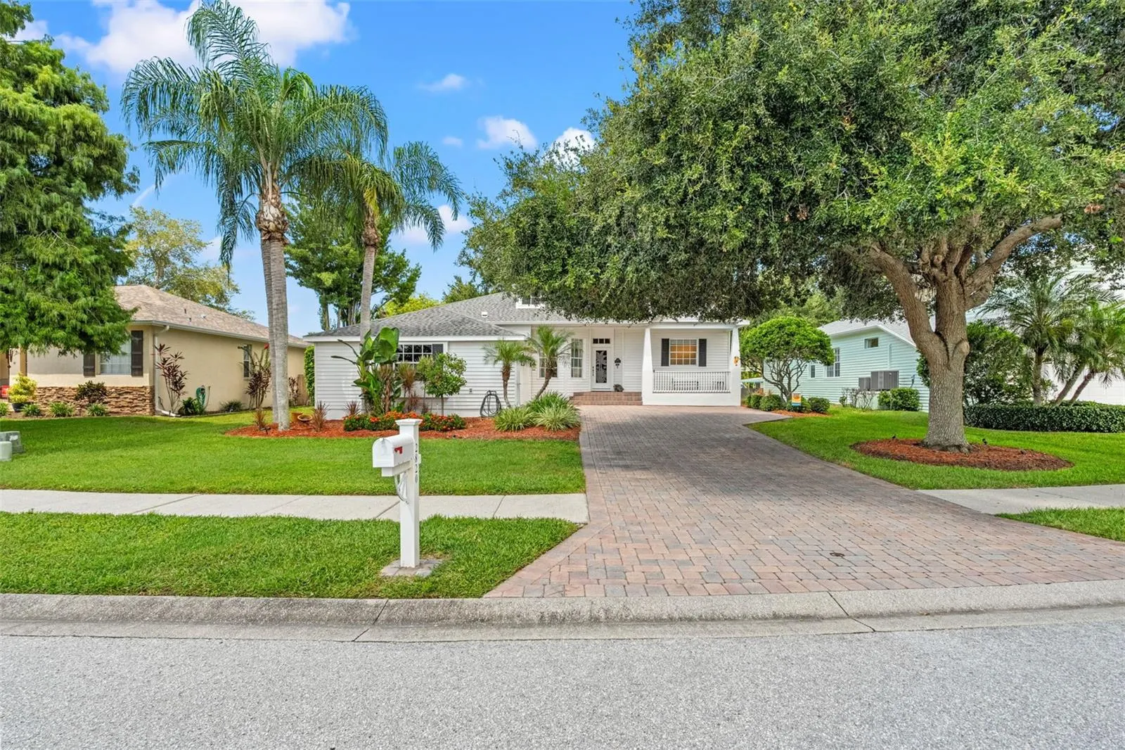 2820 SWAN CIR