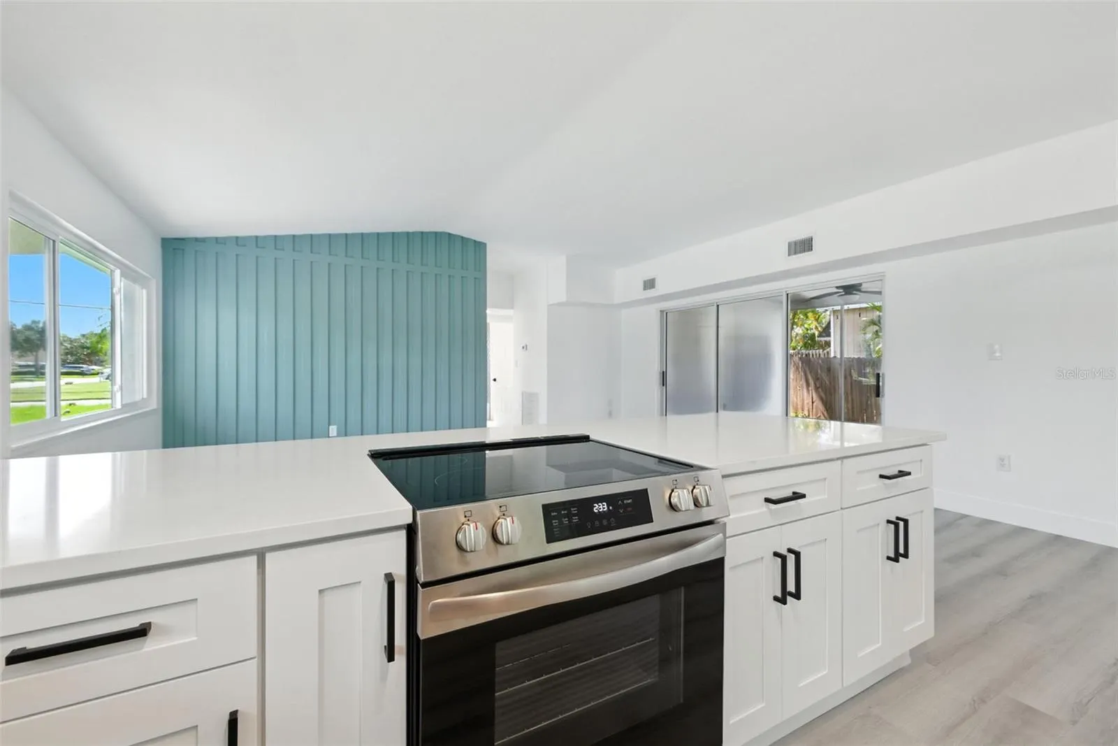 695 SUNSET DR