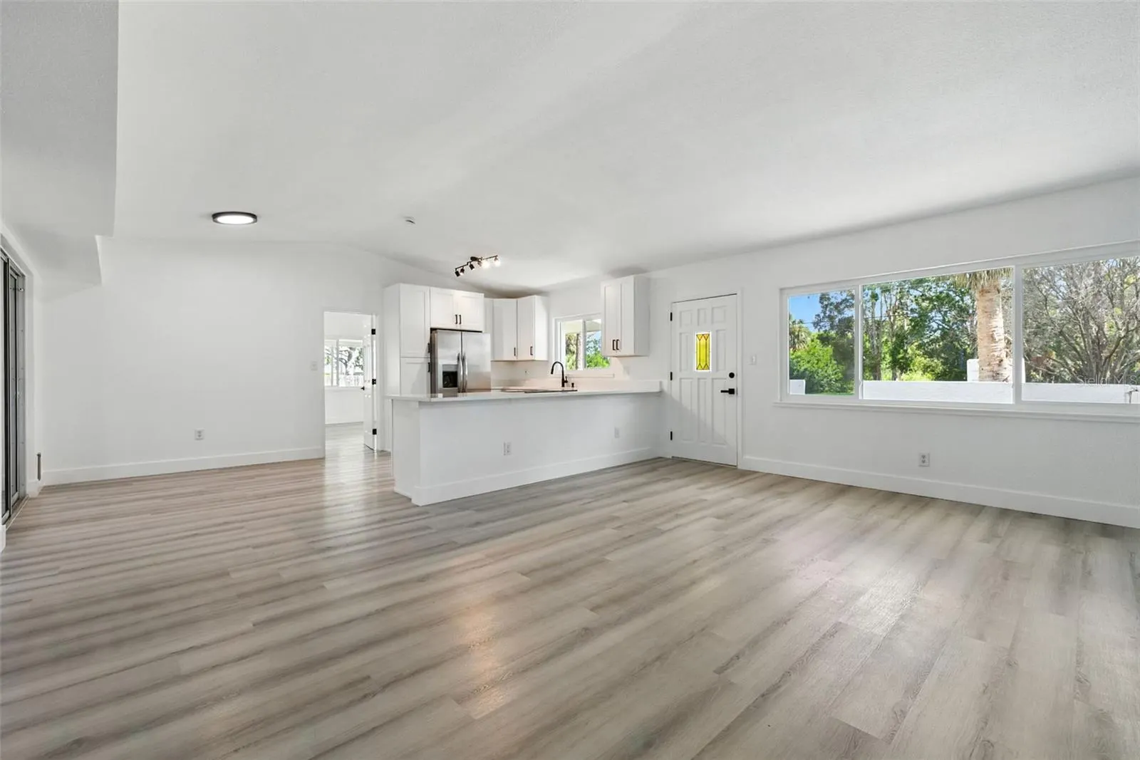 695 SUNSET DR