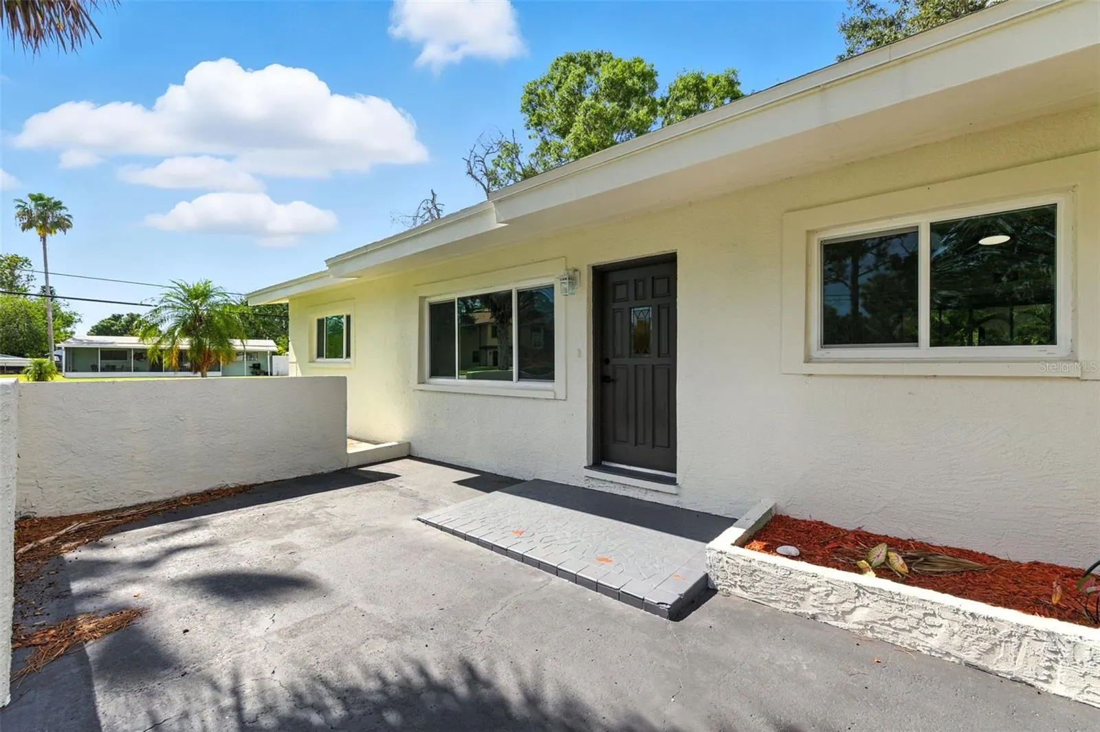 695 SUNSET DR