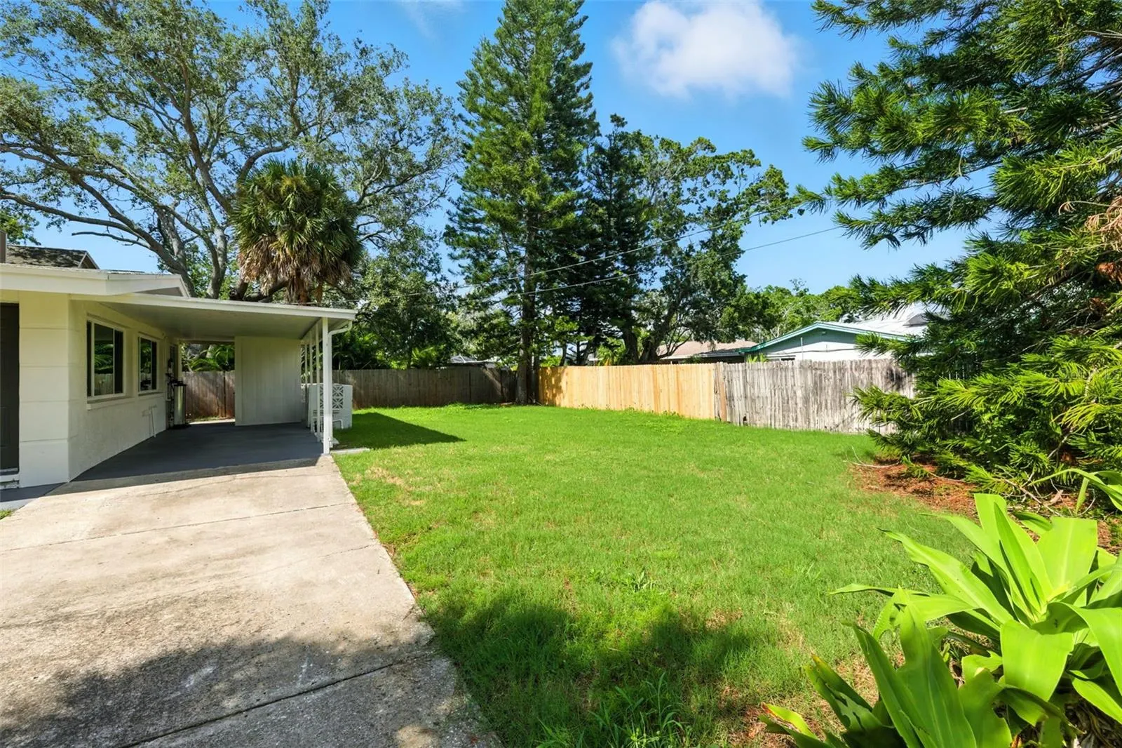 695 SUNSET DR