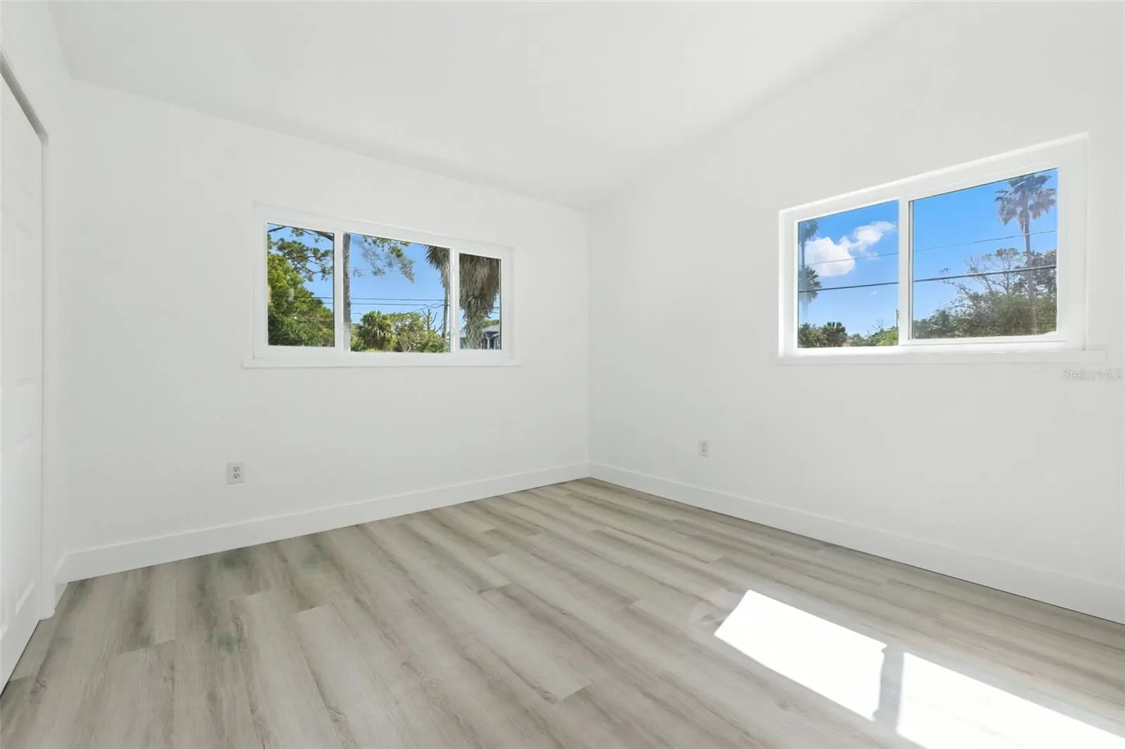 695 SUNSET DR