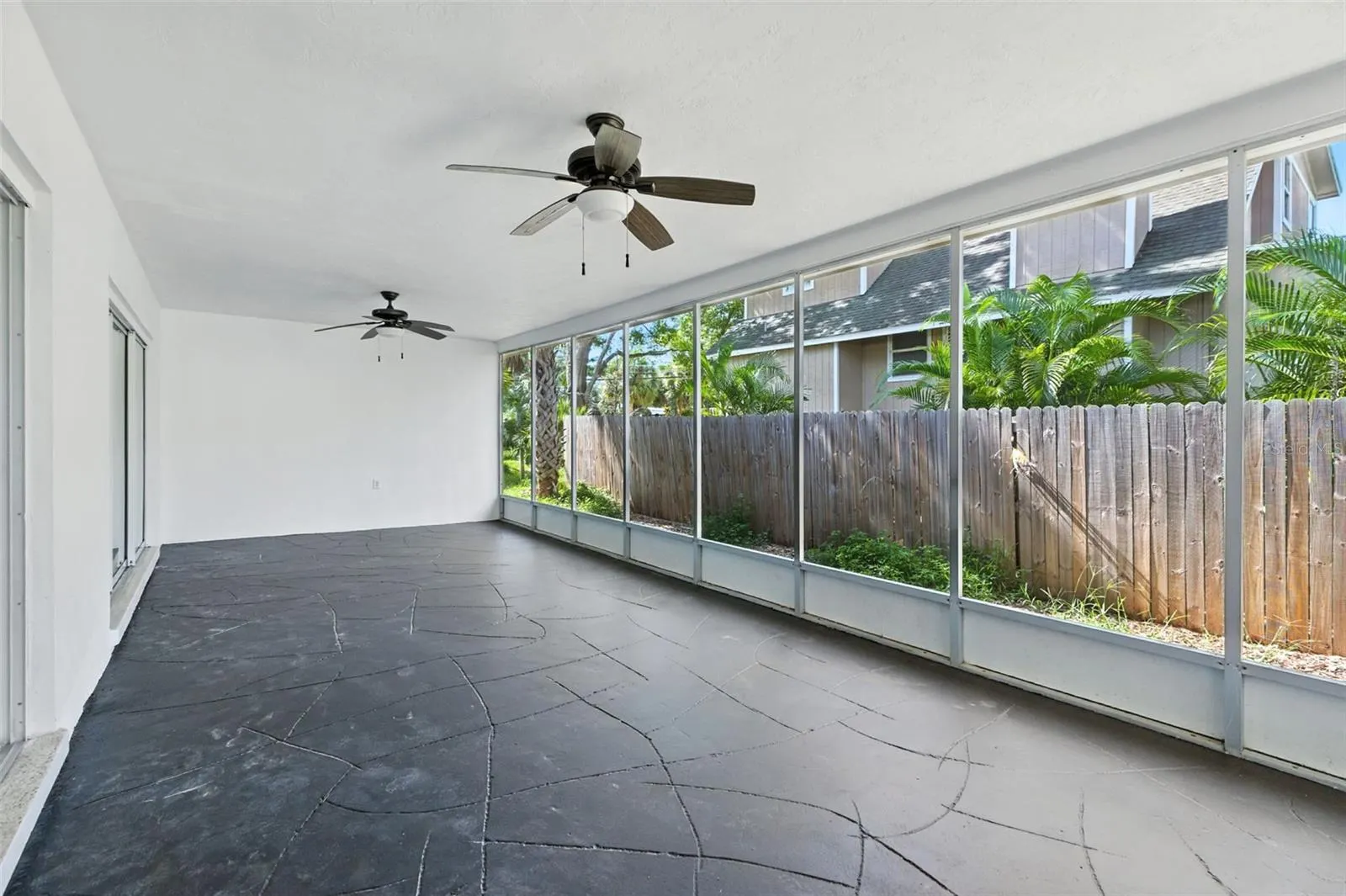 695 SUNSET DR